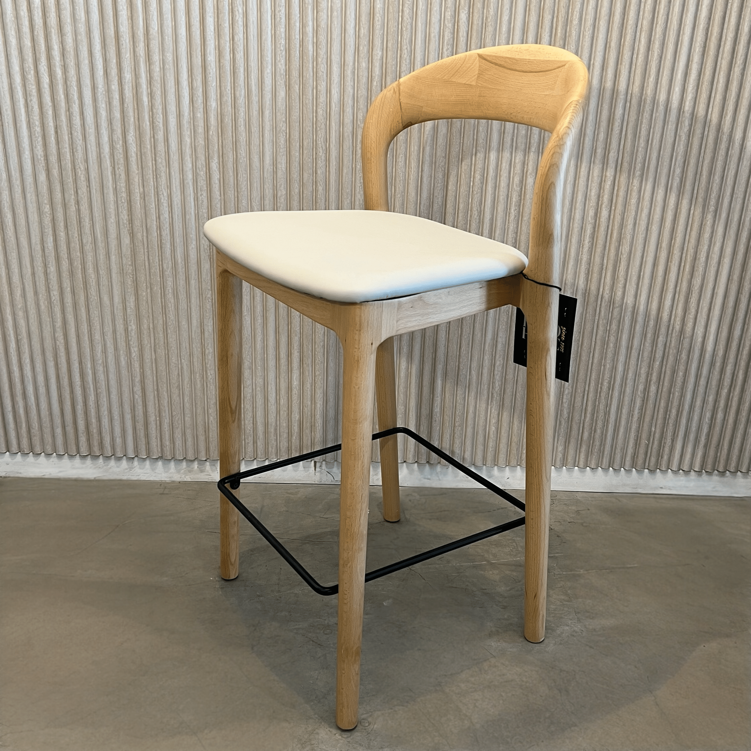 כיסא בר יוקרתי דגם דיזל עץ טבעי מושב דמוי עור בז - אספקה 60 יום כיסא בר יוקרתי דגם דיזל עץ טבעי מושב דמוי עור בז - אספקה 60 יום