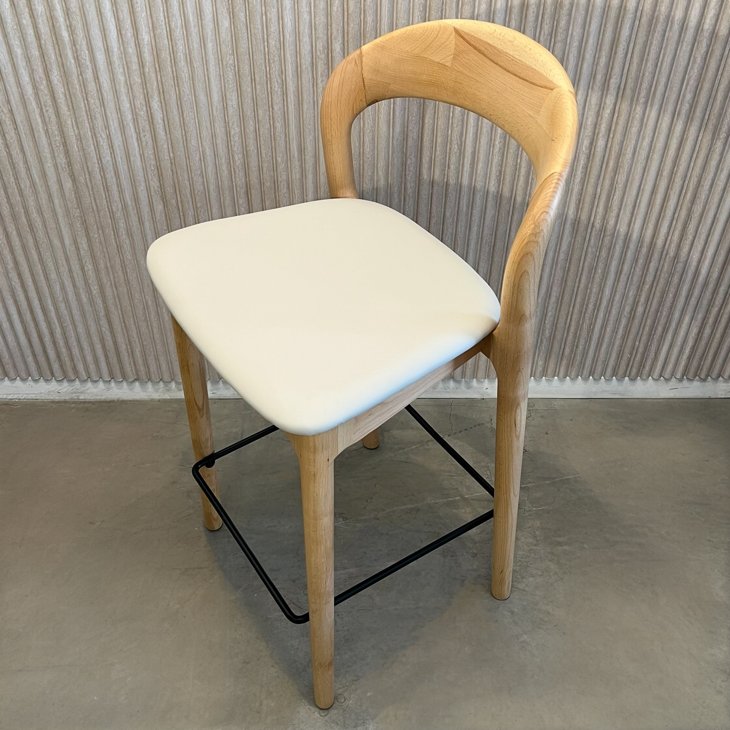 כיסא בר יוקרתי דגם דיזל עץ טבעי מושב דמוי עור בז - אספקה 60 יום כיסא בר יוקרתי דגם דיזל עץ טבעי מושב דמוי עור בז - אספקה 60 יום