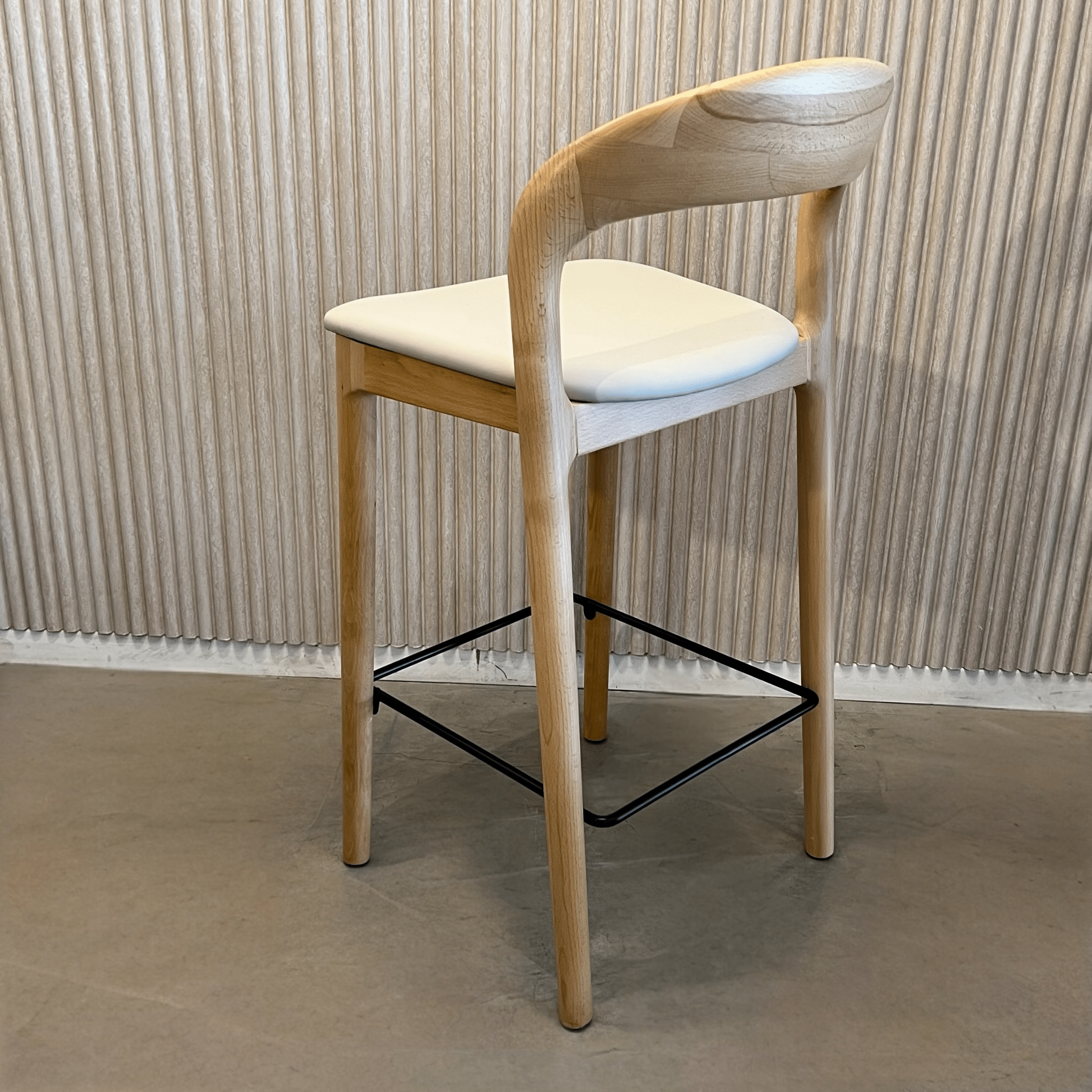 כיסא בר יוקרתי דגם דיזל עץ טבעי מושב דמוי עור בז - אספקה 60 יום כיסא בר יוקרתי דגם דיזל עץ טבעי מושב דמוי עור בז - אספקה 60 יום