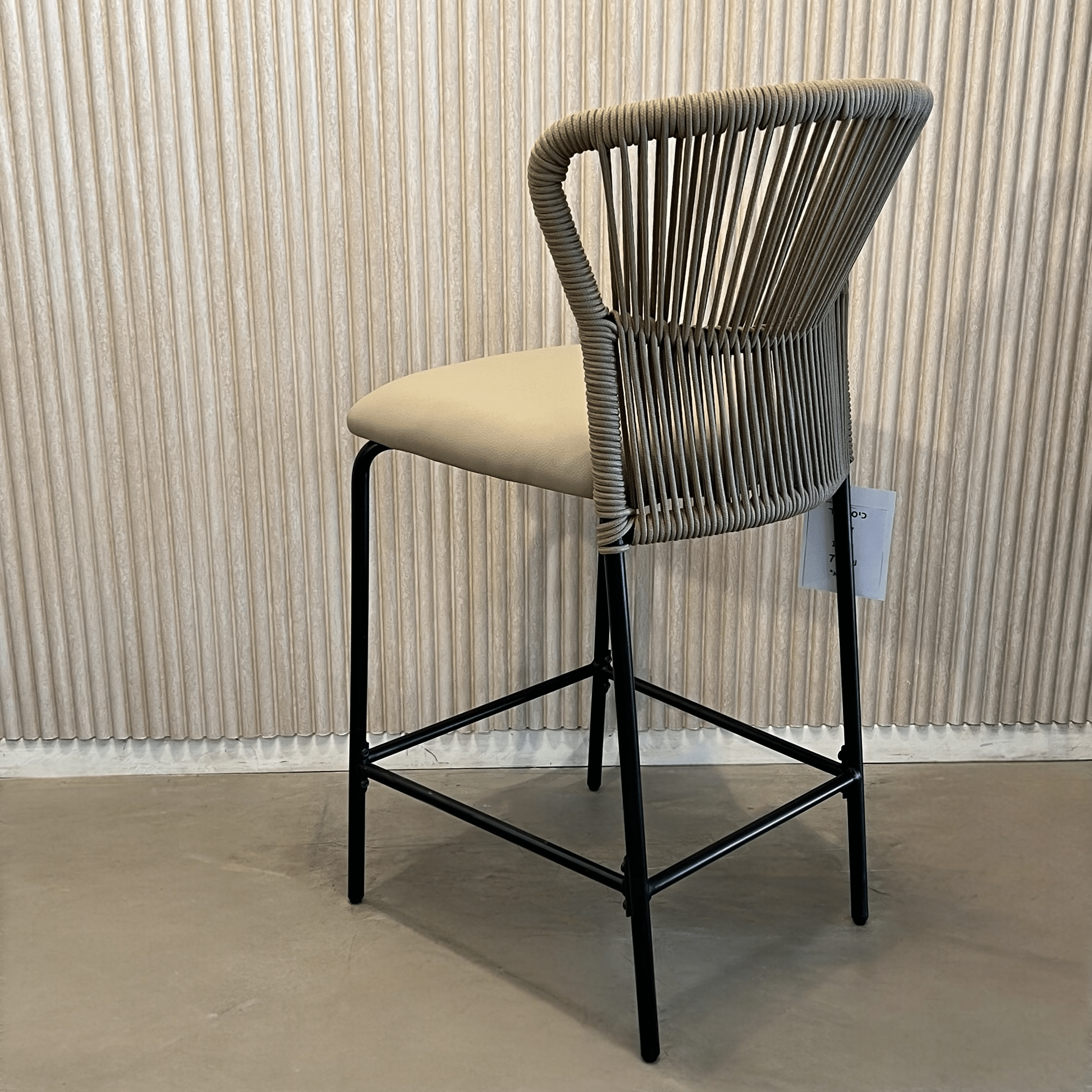 כסא בר מעוצב דגם רשת בז מושב דמוי עור בז