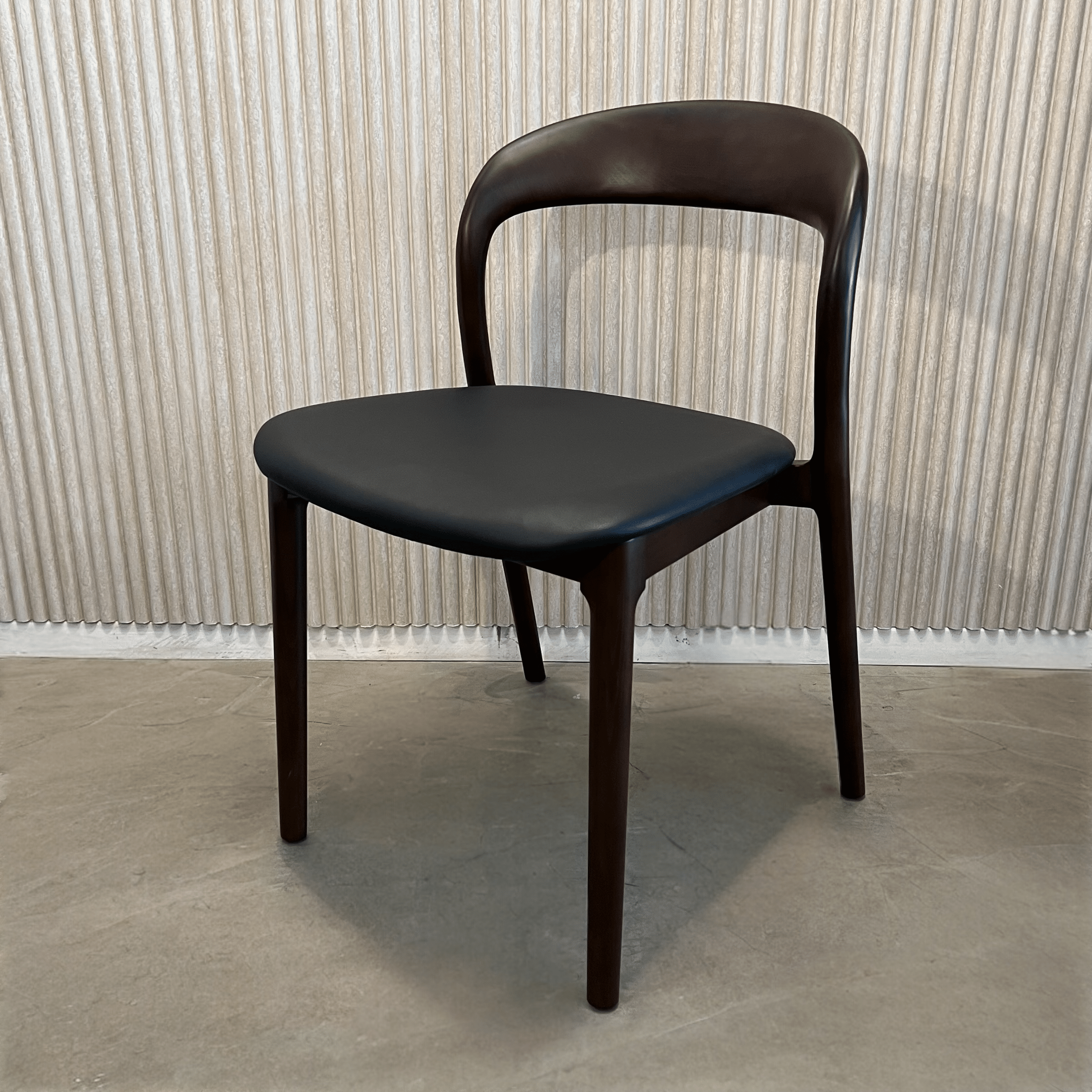 כסא מעוצב דגם דיזל עץ אגוז מושב דמוי עור שחור כסא מעוצב דגם דיזל עץ אגוז מושב דמוי עור שחור