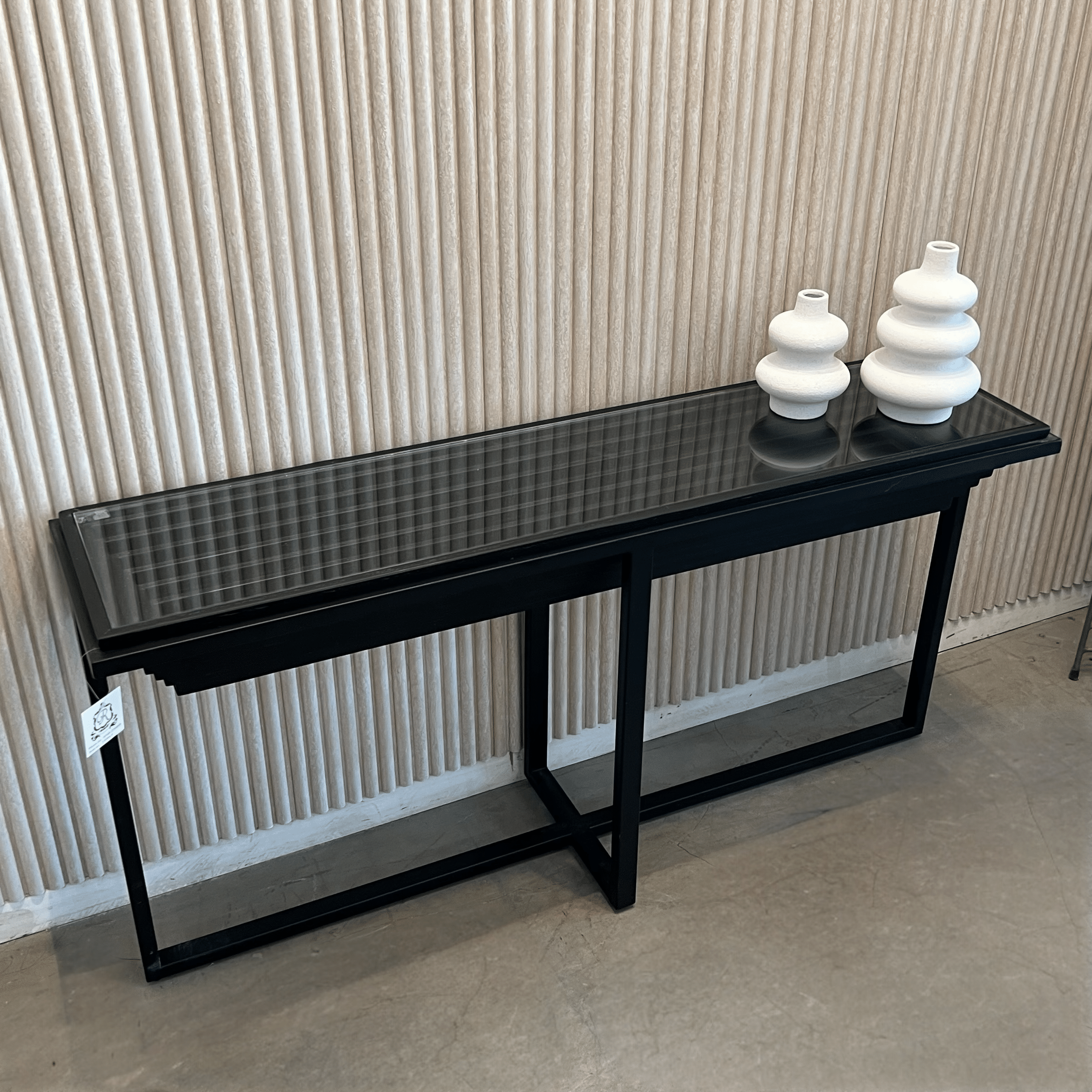 קונסולה פירמידה שחור קטנה רגל ברזל שחור וודרוני - חיסול! קונסולה פירמידה שחור קטנה רגל ברזל שחור וודרוני - חיסול!