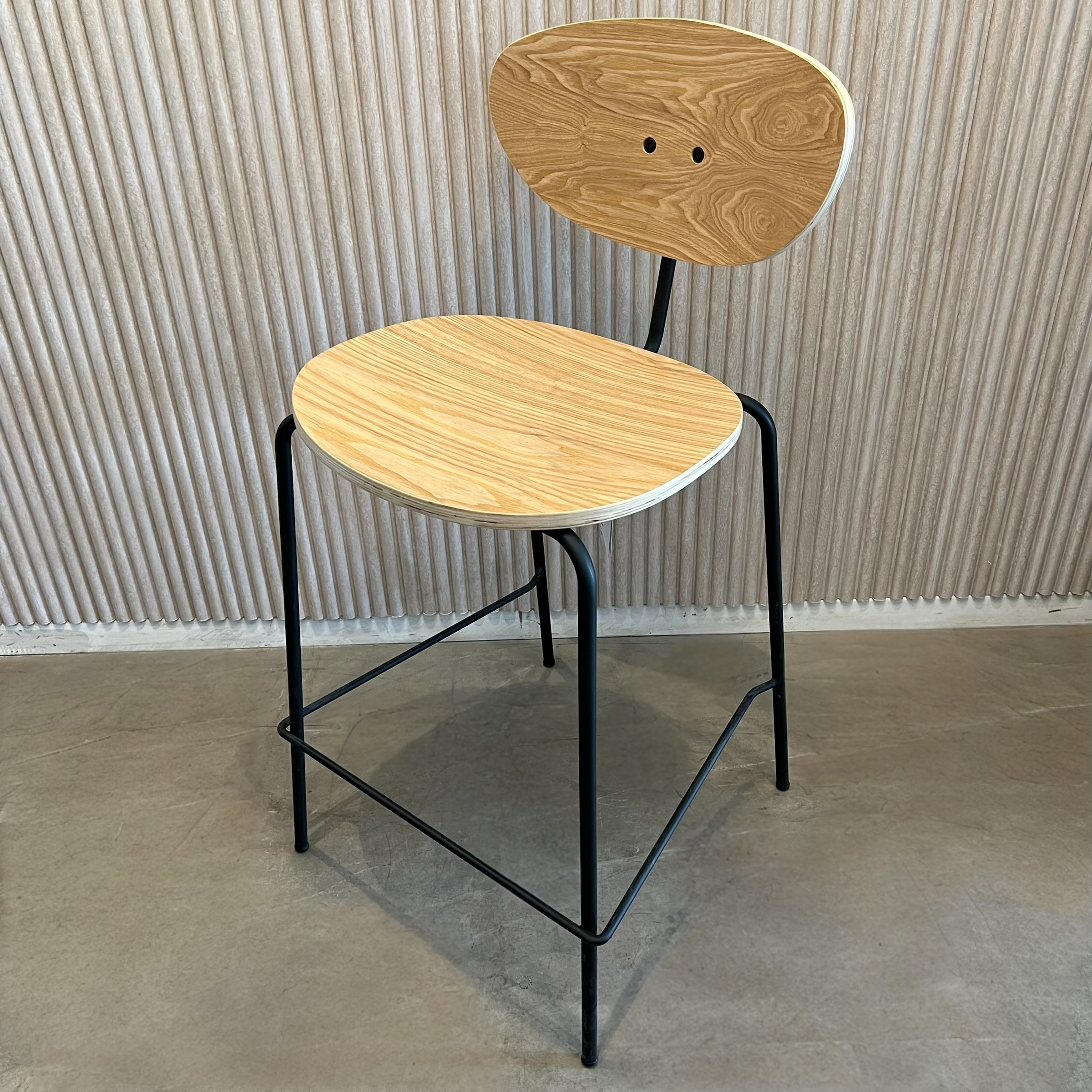 כסא בר מעוצב דגם טולי עץ מולבן רגל שחורה כסא בר מעוצב דגם טולי עץ מולבן רגל שחורה