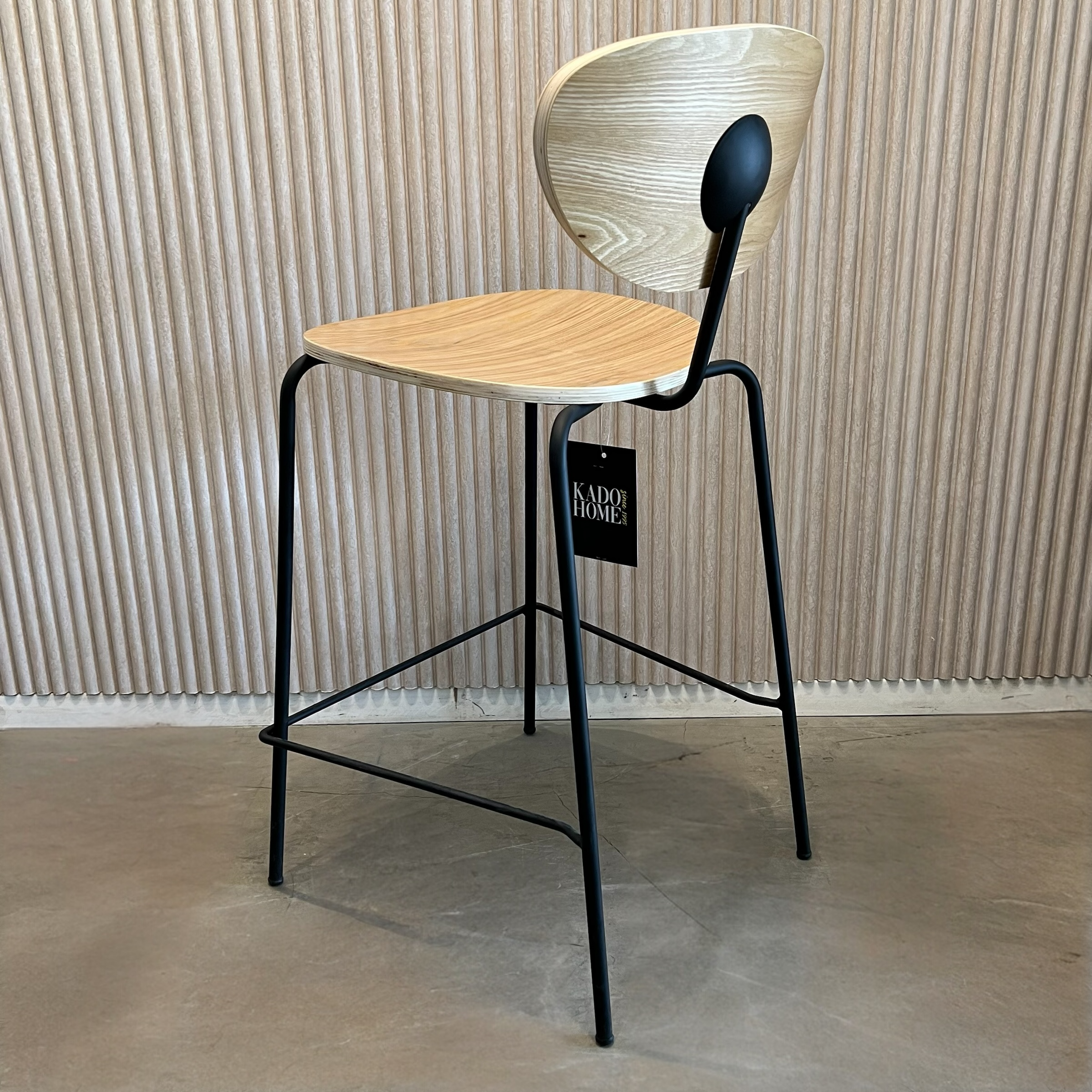 כסא בר מעוצב דגם טולי עץ מולבן רגל שחורה כסא בר מעוצב דגם טולי עץ מולבן רגל שחורה