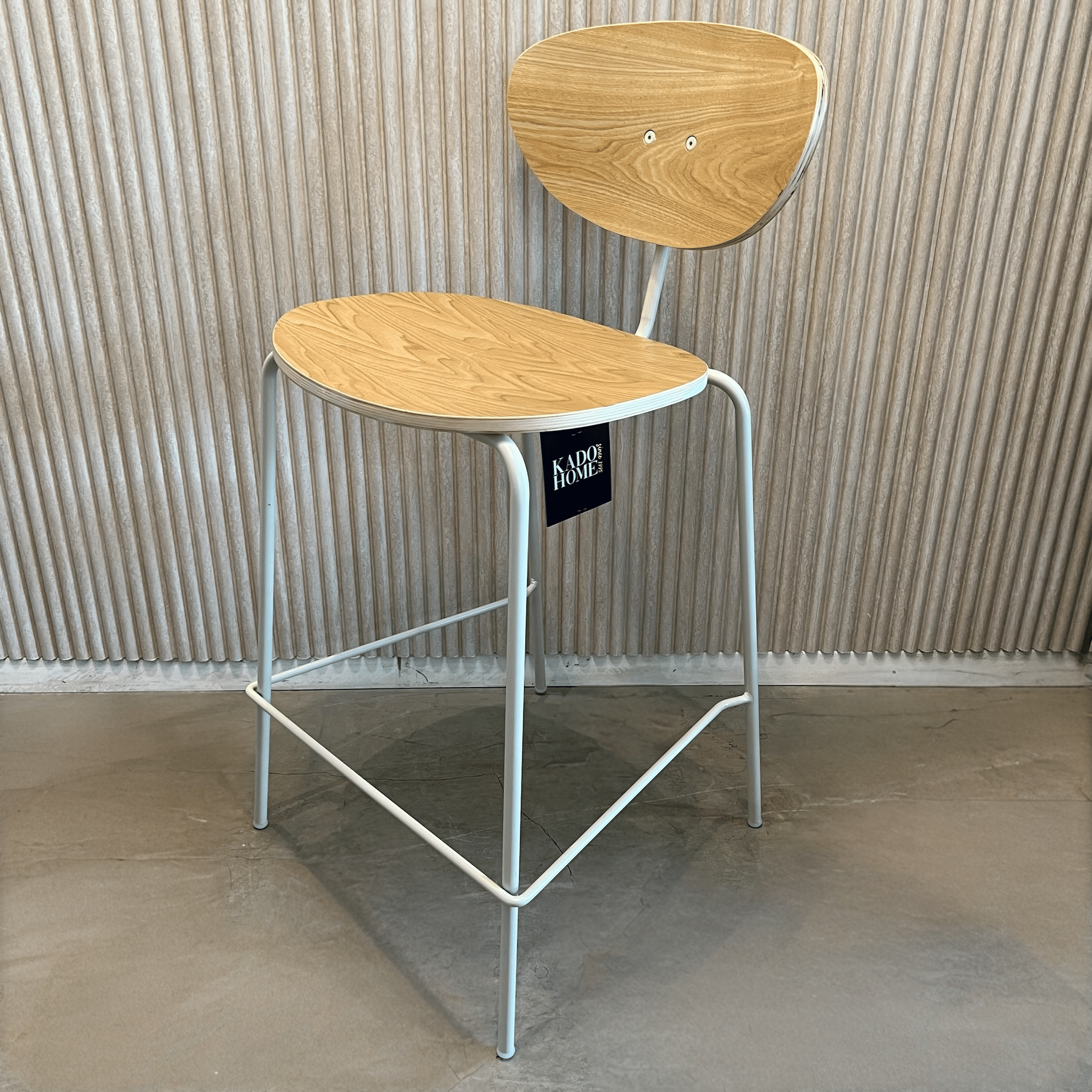 כסא בר מעוצב דגם טולי עץ מולבן רגל שמנת כסא בר מעוצב דגם טולי עץ מולבן רגל שמנת