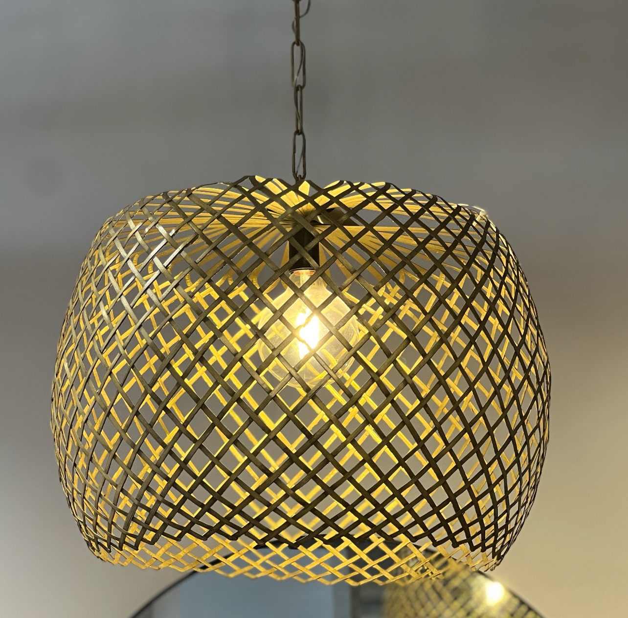 מנורה תליה מעוצבת זהב דגם אמבסדור מנורה תליה מעוצבת זהב דגם אמבסדור