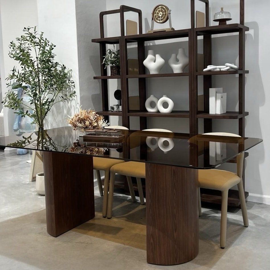 שולחן אוכל יוקרתי טרוויס זכוכית חומה מלבנית פינות מעוגלות רגלי חצאי עיגול אגוז דגם סופיטל