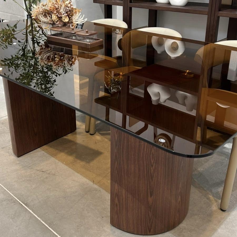 שולחן אוכל יוקרתי טרוויס זכוכית חומה מלבנית פינות מעוגלות רגלי חצאי עיגול אגוז דגם סופיטל שולחן אוכל יוקרתי טרוויס זכוכית חומה מלבנית פינות מעוגלות רגלי חצאי עיגול אגוז דגם סופיטל