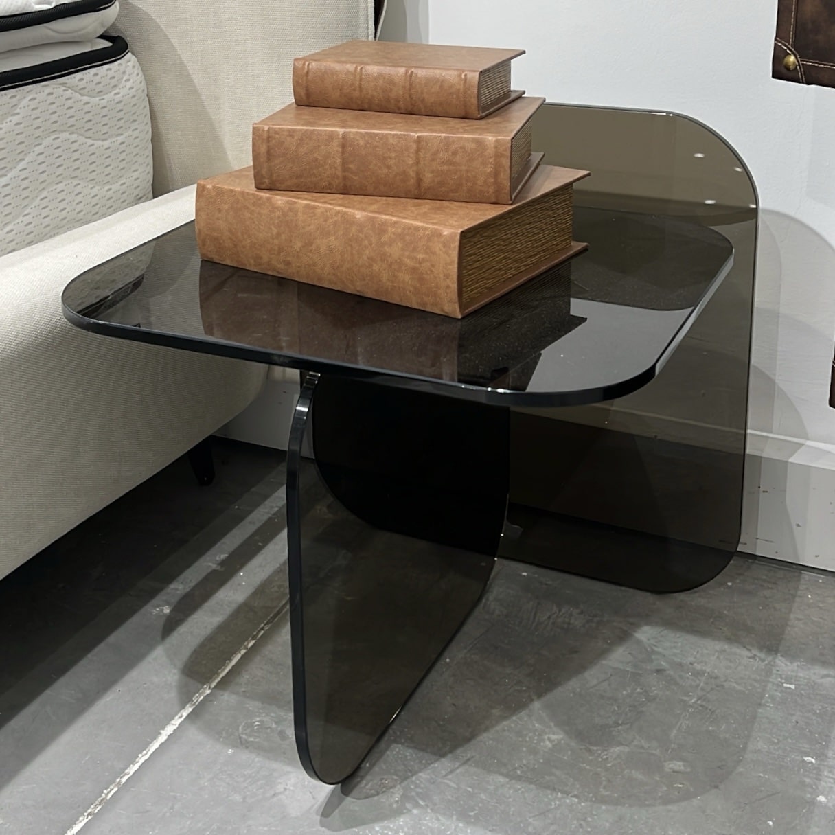 שולחן צד יוקרתי ריבועים זכוכית מחוסמת חומה דגם פלור שולחן צד יוקרתי ריבועים זכוכית מחוסמת חומה דגם פלור