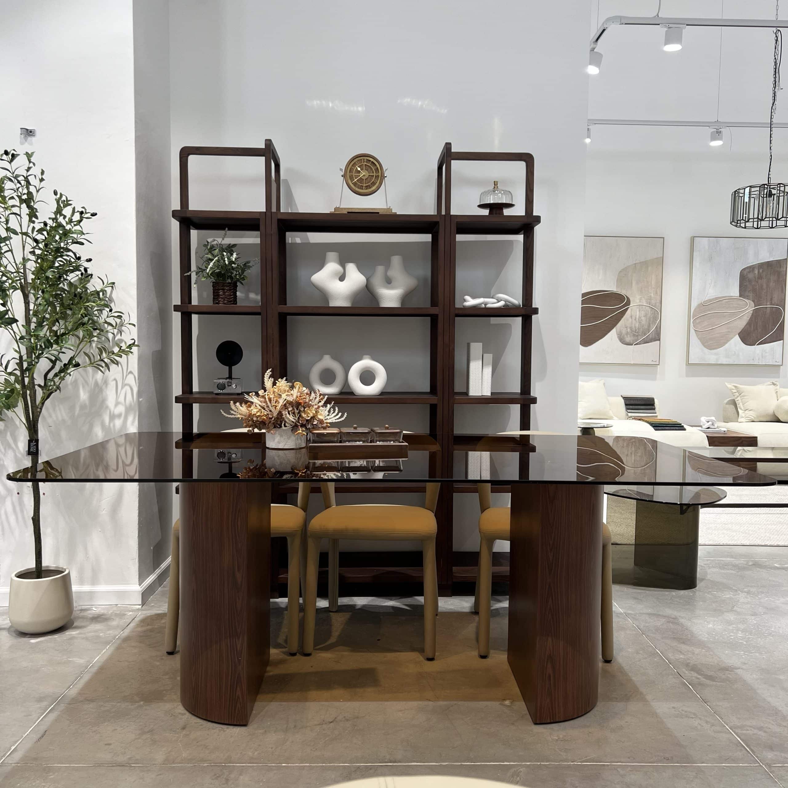 שולחן אוכל יוקרתי טרוויס זכוכית חומה מלבנית פינות מעוגלות רגלי חצאי עיגול אגוז דגם סופיטל