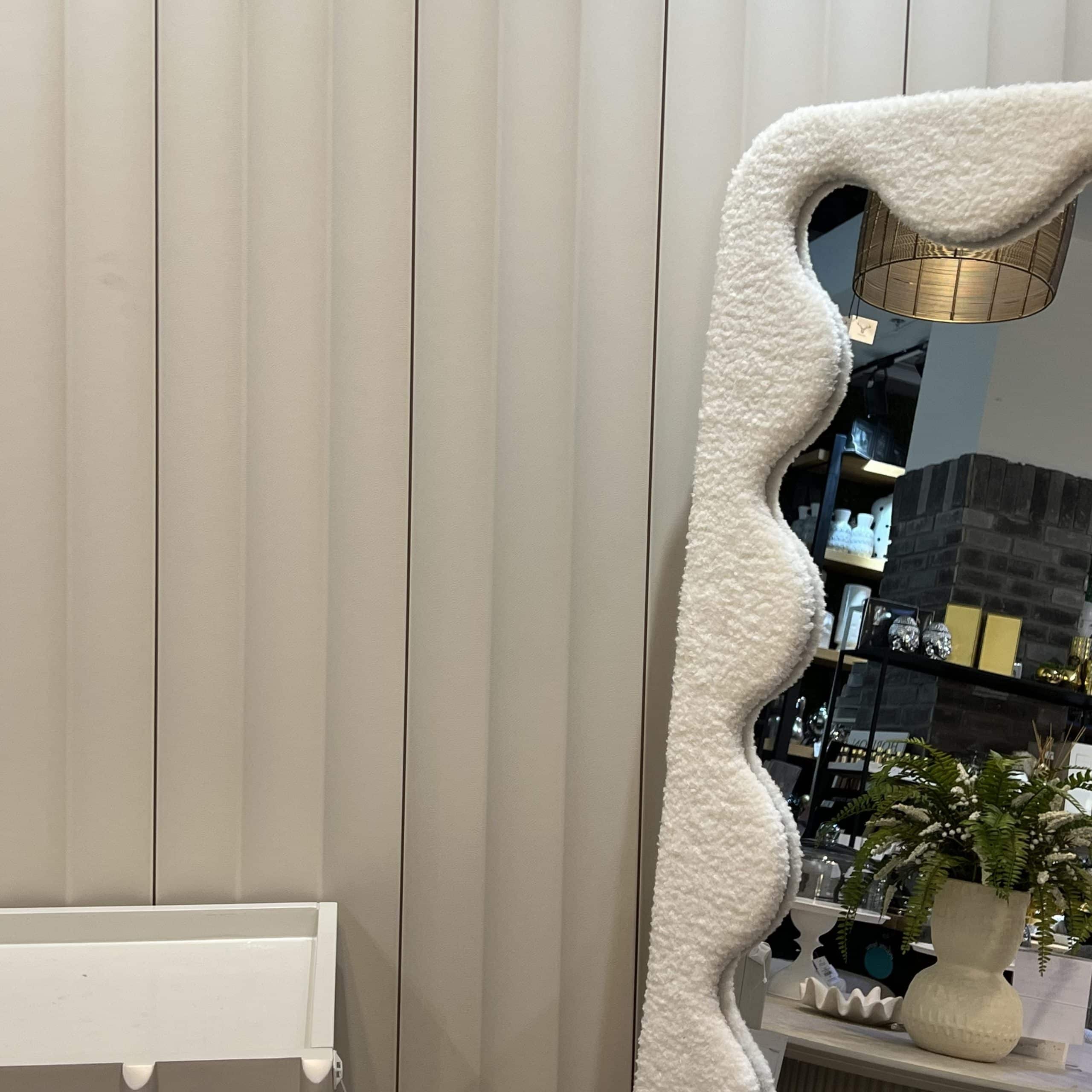 מראה מלבנית מסגרת בוקלה לבן שבור עיגולים דגם איקו- במלאי מוגבל! מראה מלבנית מסגרת בוקלה לבן שבור עיגולים דגם איקו- במלאי מוגבל!