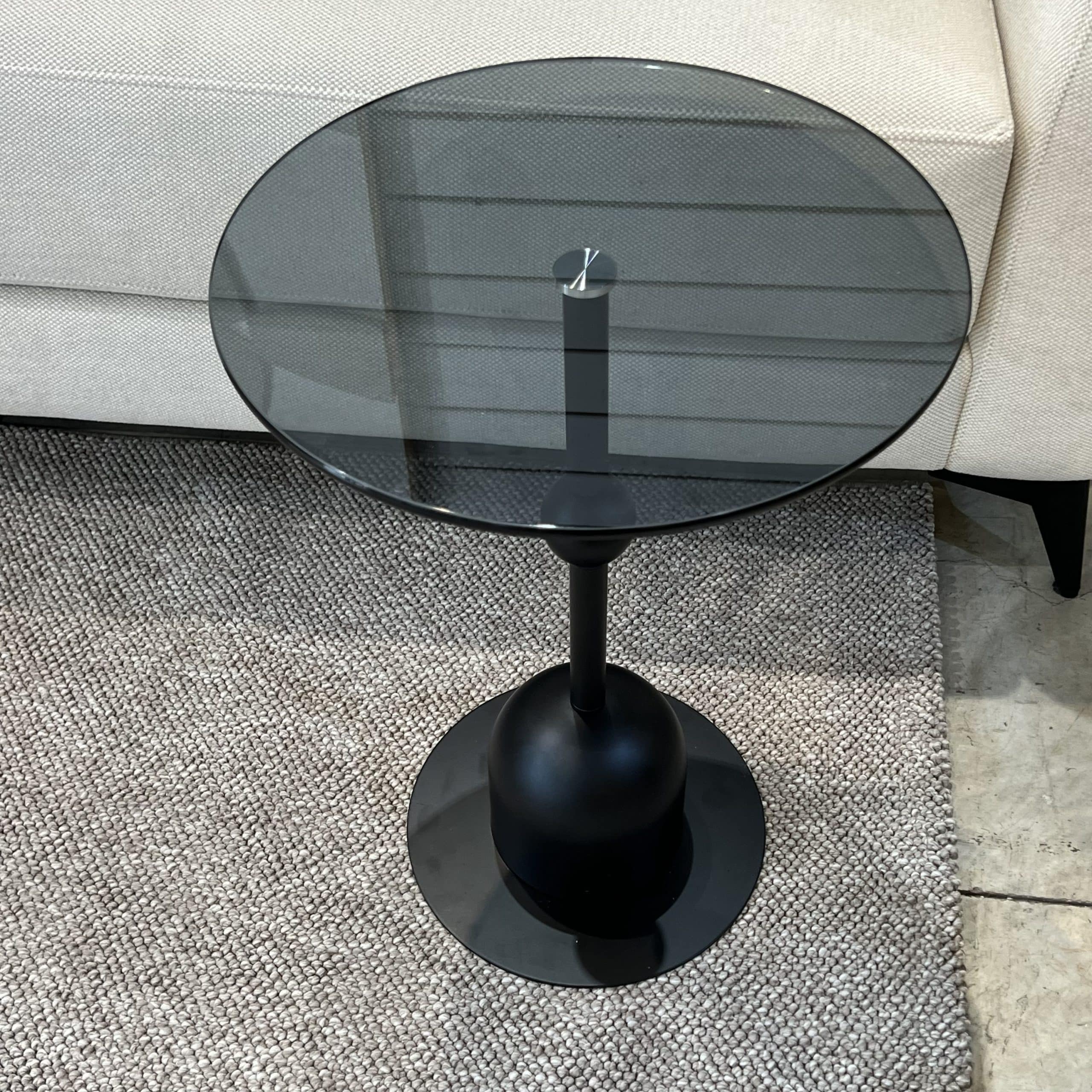 שולחן צד יוקרתי זכוכית שחורה רגל שחורה דגם איקו- במלאי במחיר מיוחד! שולחן צד יוקרתי זכוכית שחורה רגל שחורה דגם איקו- במלאי במחיר מיוחד!