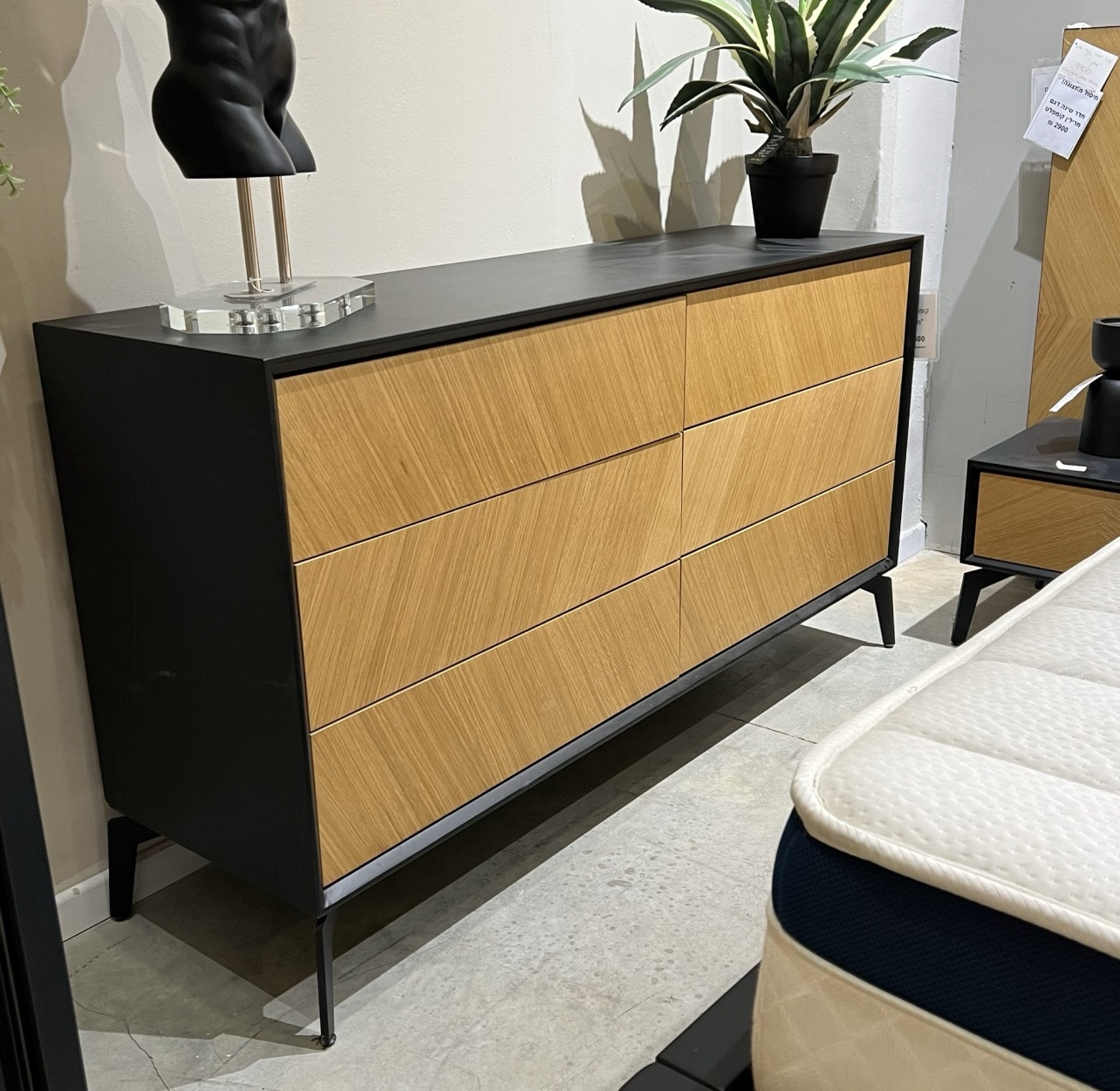 קומודה מעוצבת דגם מרלין - חיסול מתצוגה! קומודה מעוצבת דגם מרלין - חיסול מתצוגה!