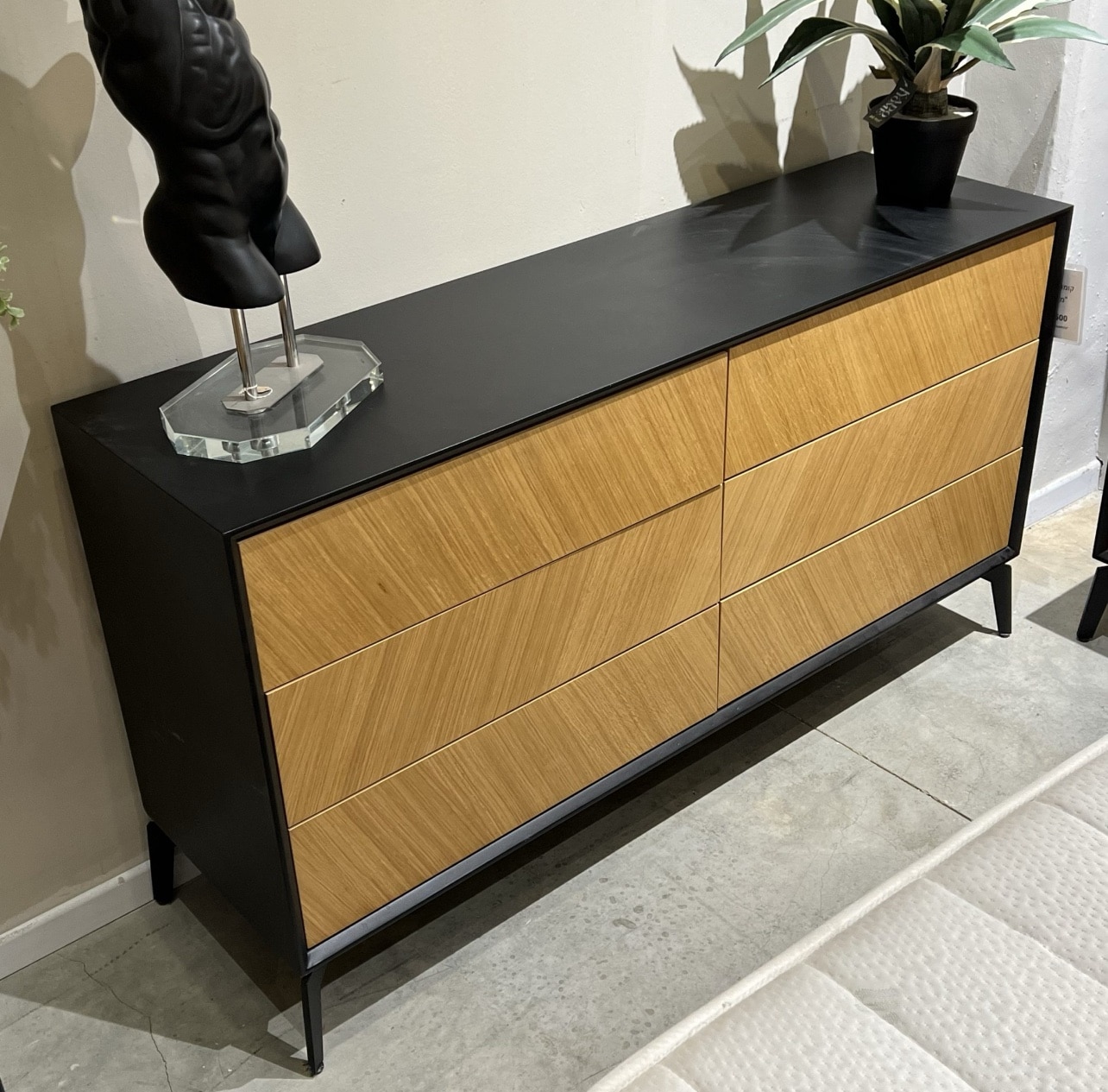 קומודה מעוצבת דגם מרלין - חיסול מתצוגה! קומודה מעוצבת דגם מרלין - חיסול מתצוגה!