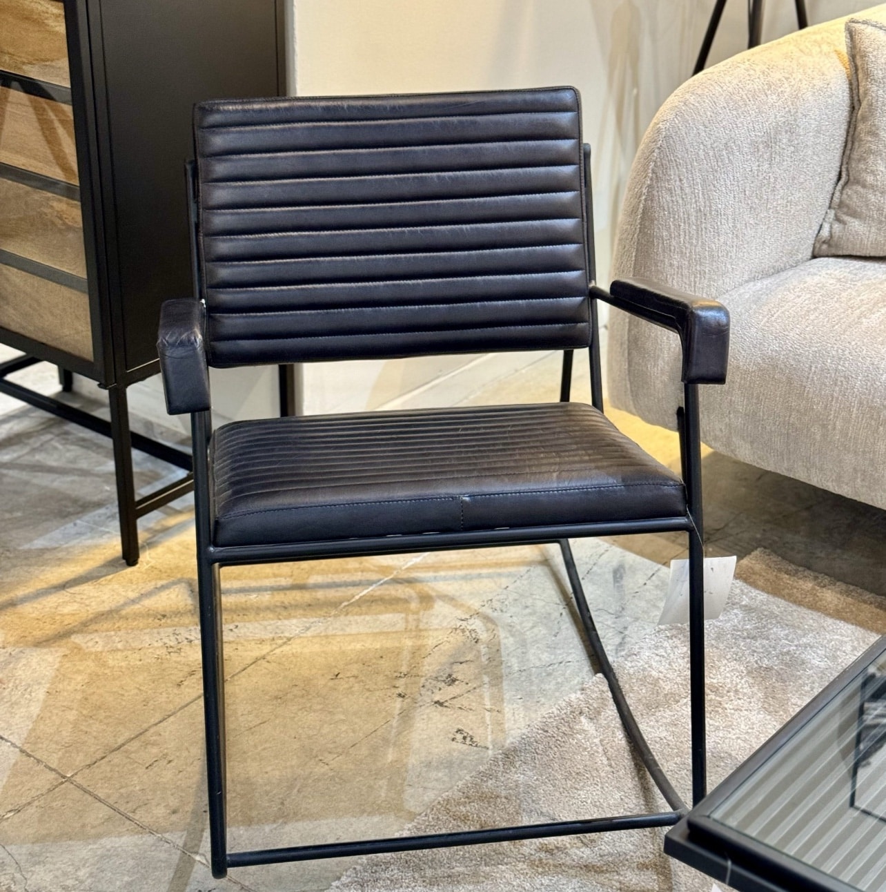 כורסא נדנדה מעוצבת דגם אפולו עור שחור - חיסול! כורסא נדנדה מעוצבת דגם אפולו עור שחור - חיסול!