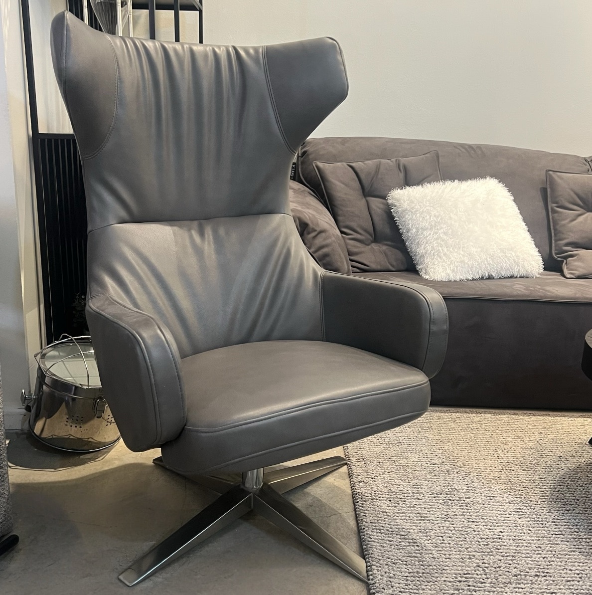כורסא יוקרתית דגם מסתובבת דמוי עור אפור - אחרונה מתצוגה! כורסא יוקרתית דגם מסתובבת דמוי עור אפור - אחרונה מתצוגה!