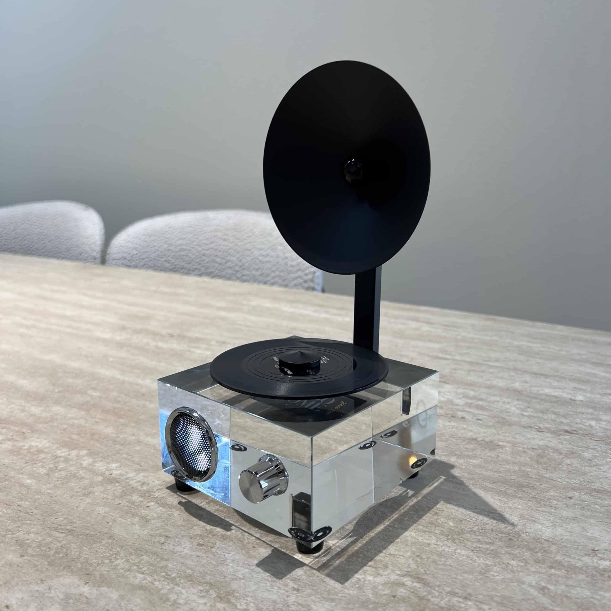 גרמופון שחור בסיס אקריל שקוף מעוצב דגם איקו גרמופון שחור בסיס אקריל שקוף מעוצב דגם איקו