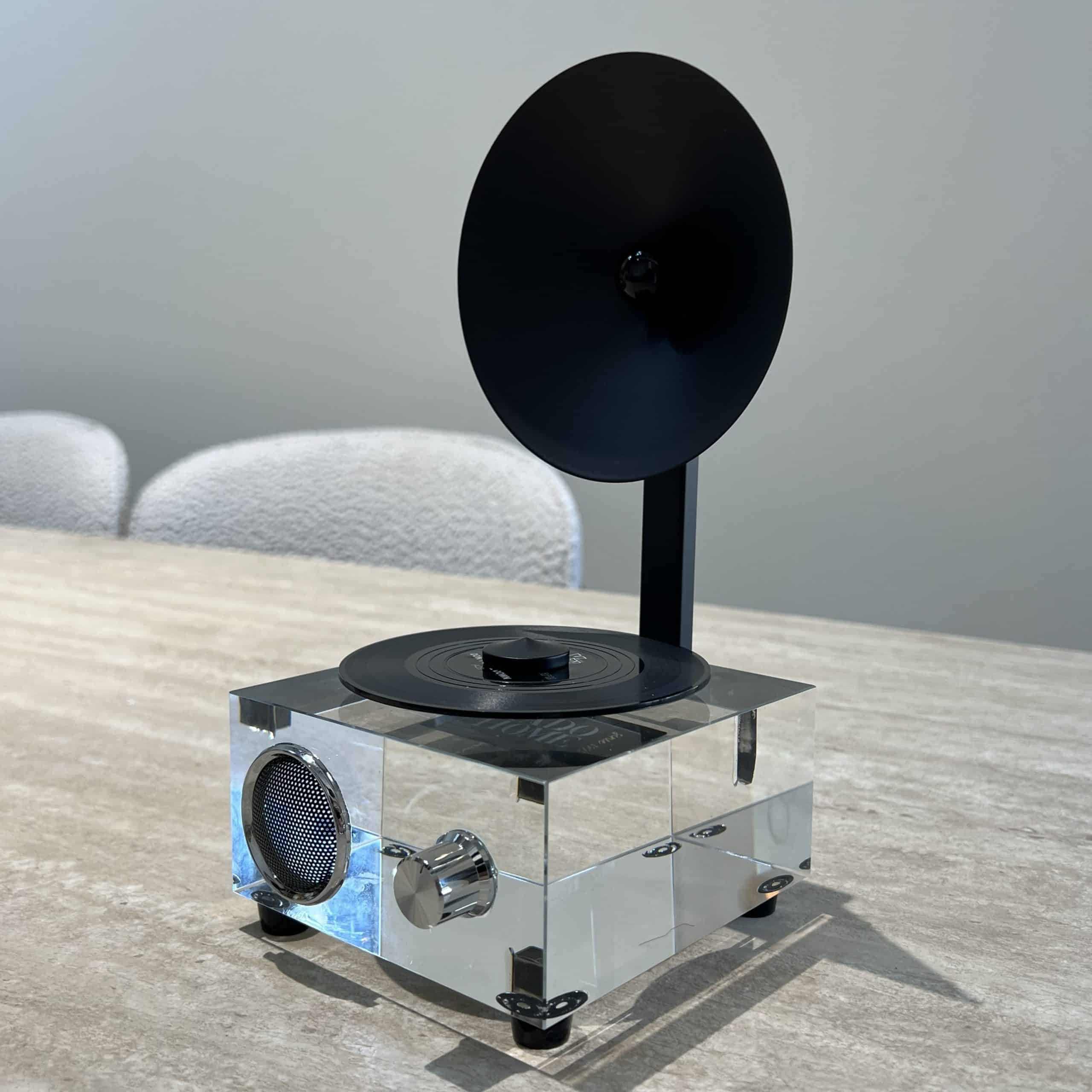 גרמופון שחור בסיס אקריל שקוף מעוצב דגם איקו גרמופון שחור בסיס אקריל שקוף מעוצב דגם איקו