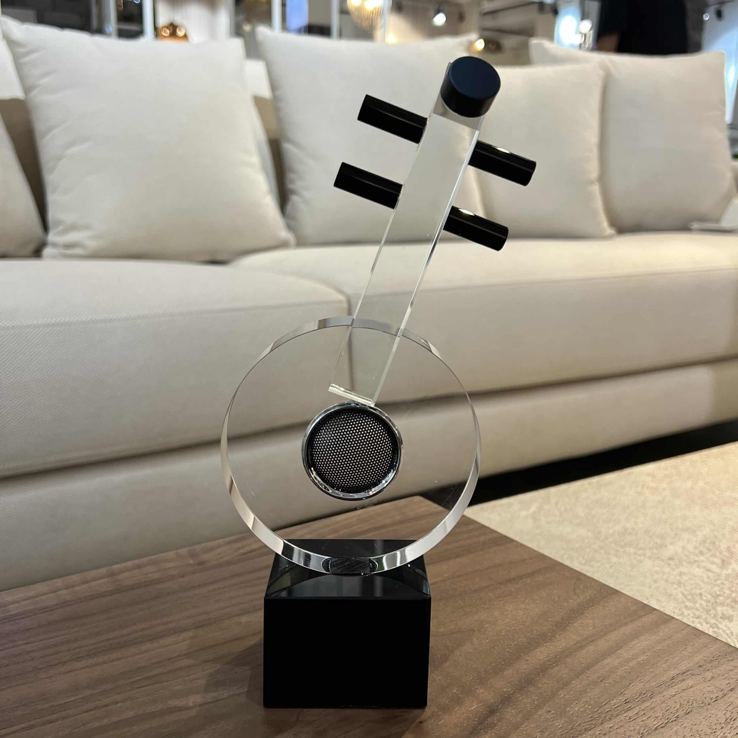 פסל מעוצב גיטרה אקריל שקוף בסיס שחור דגם איקו פסל מעוצב גיטרה אקריל שקוף בסיס שחור דגם איקו