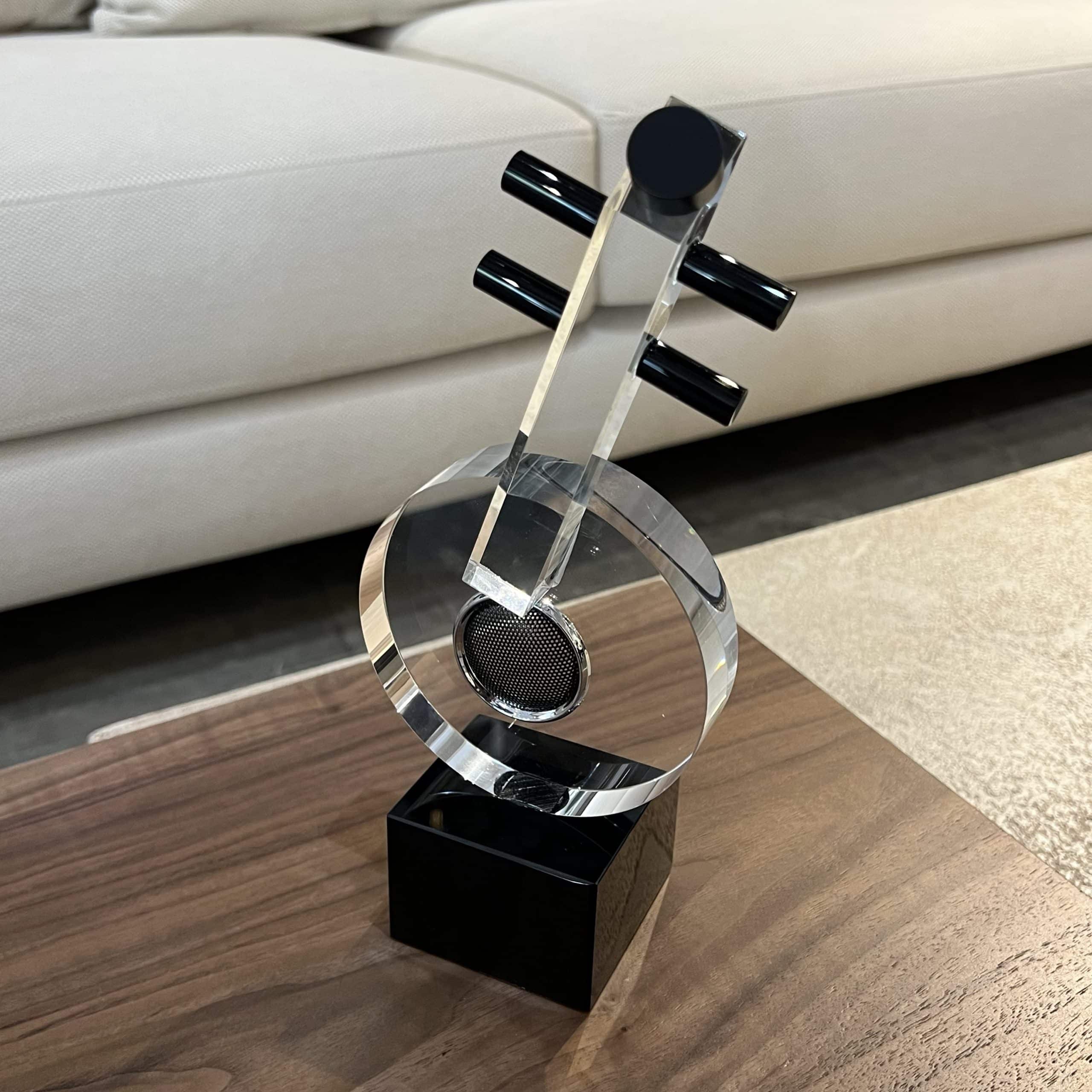 פסל מעוצב גיטרה אקריל שקוף בסיס שחור דגם איקו פסל מעוצב גיטרה אקריל שקוף בסיס שחור דגם איקו