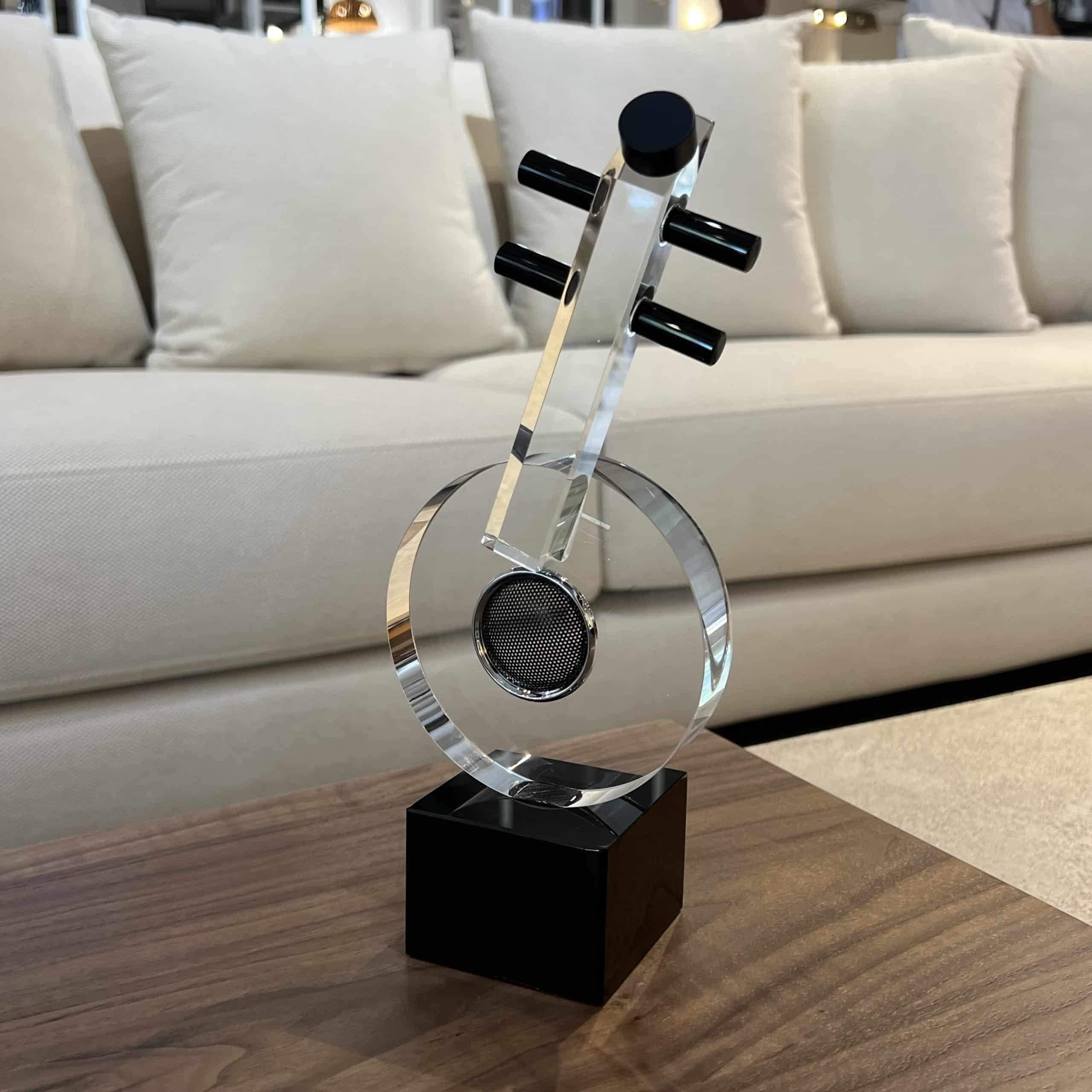 פסל מעוצב גיטרה אקריל שקוף בסיס שחור דגם איקו פסל מעוצב גיטרה אקריל שקוף בסיס שחור דגם איקו