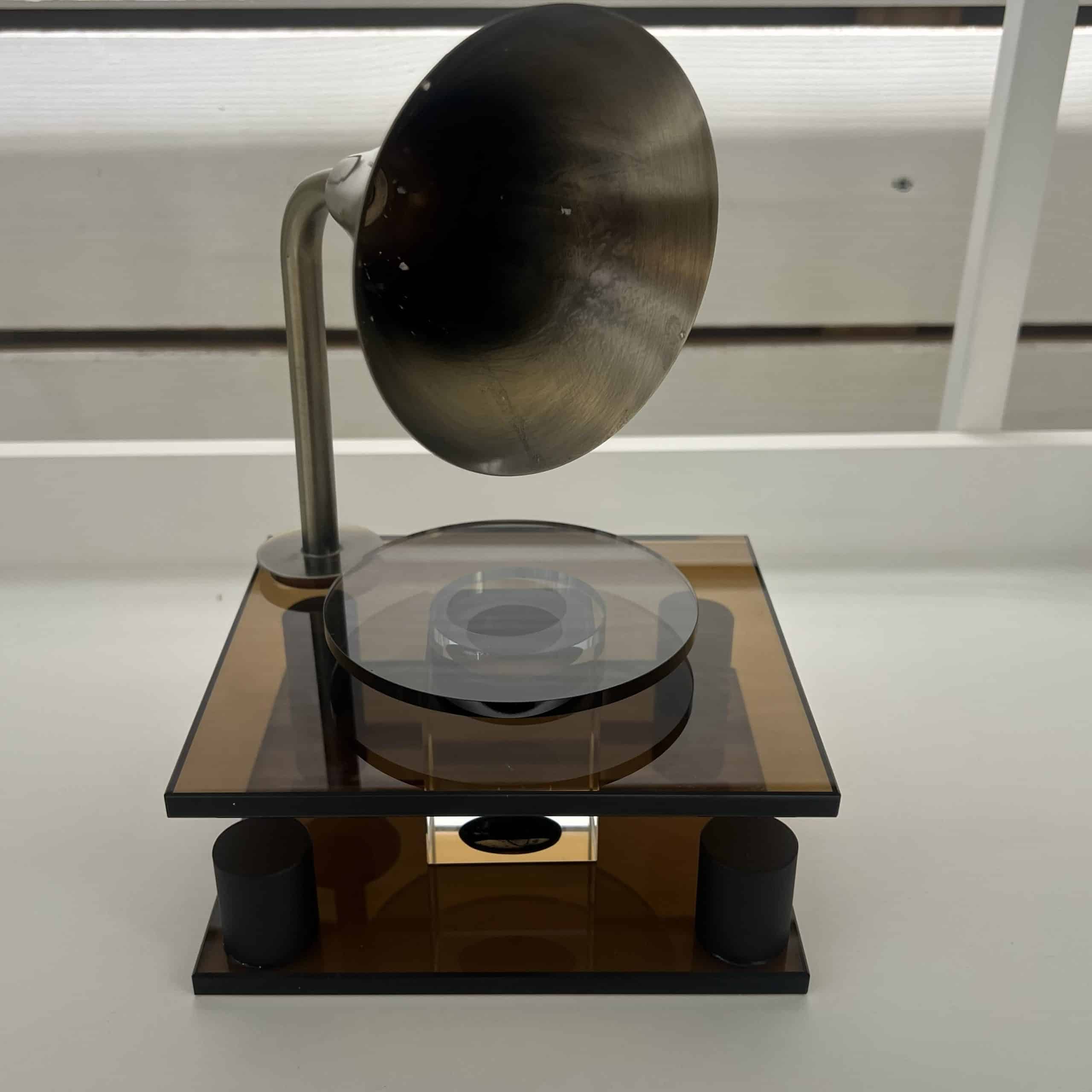 גרמופון זהב בסיס אקריל שמפניה דגם איקו גרמופון זהב בסיס אקריל שמפניה דגם איקו