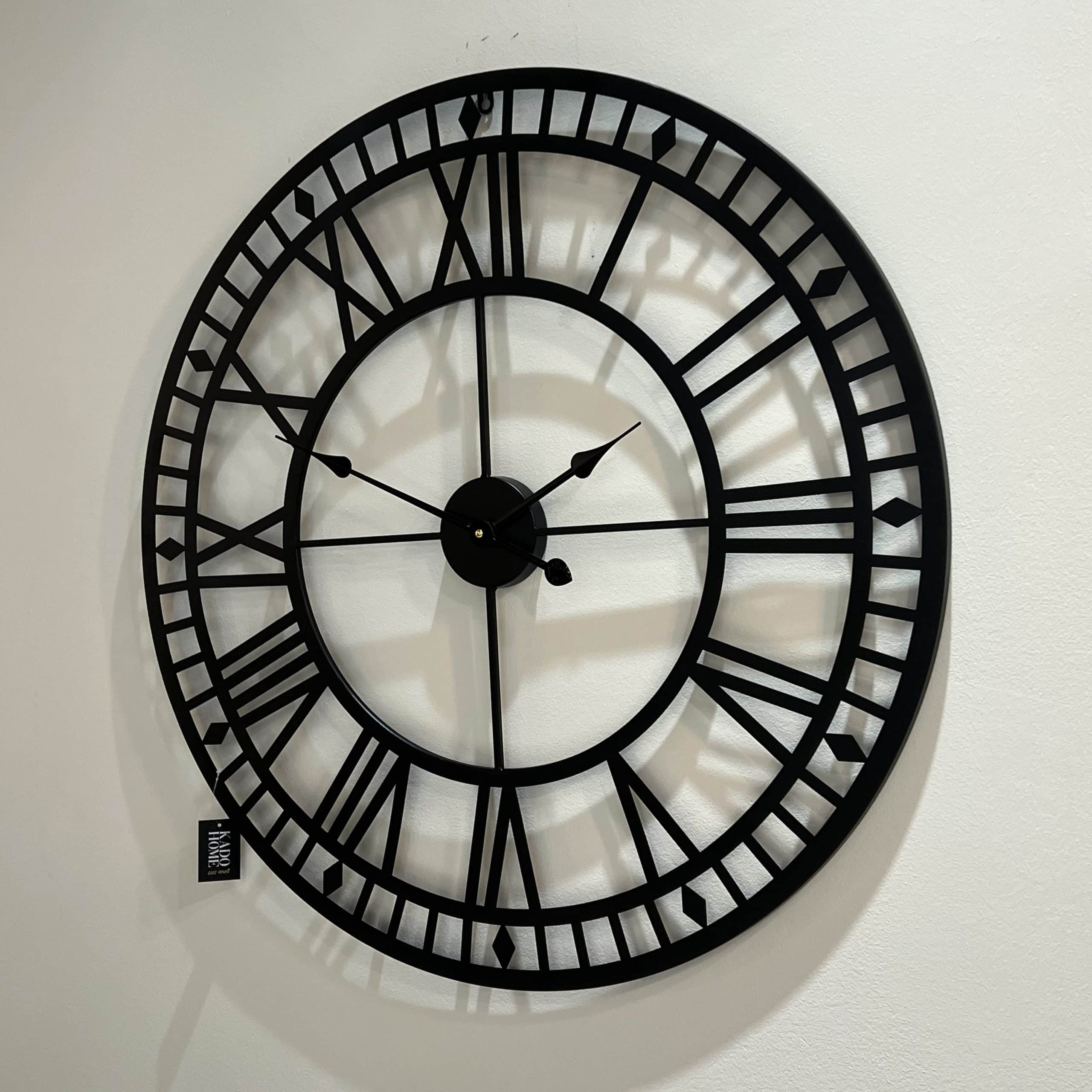 שעון מתכת שחור מספרים רומיים מסדרת מעויינים דגם איקו שעון מתכת שחור מספרים רומיים מסדרת מעויינים דגם איקו