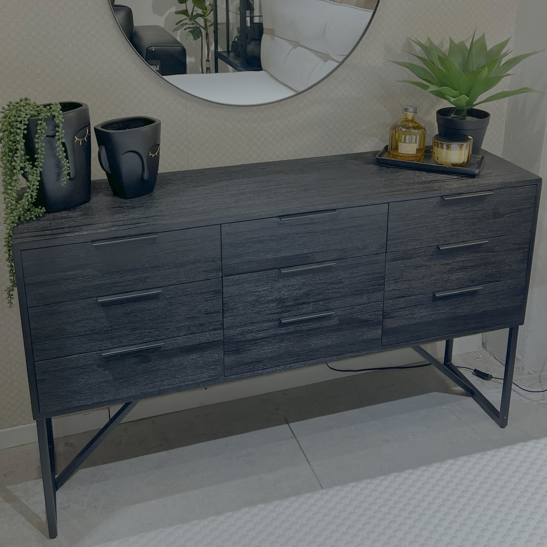 קונסולה 9 מגירות שחור בשילוב ברזל שחור - חיסול! קונסולה 9 מגירות שחור בשילוב ברזל שחור - חיסול!