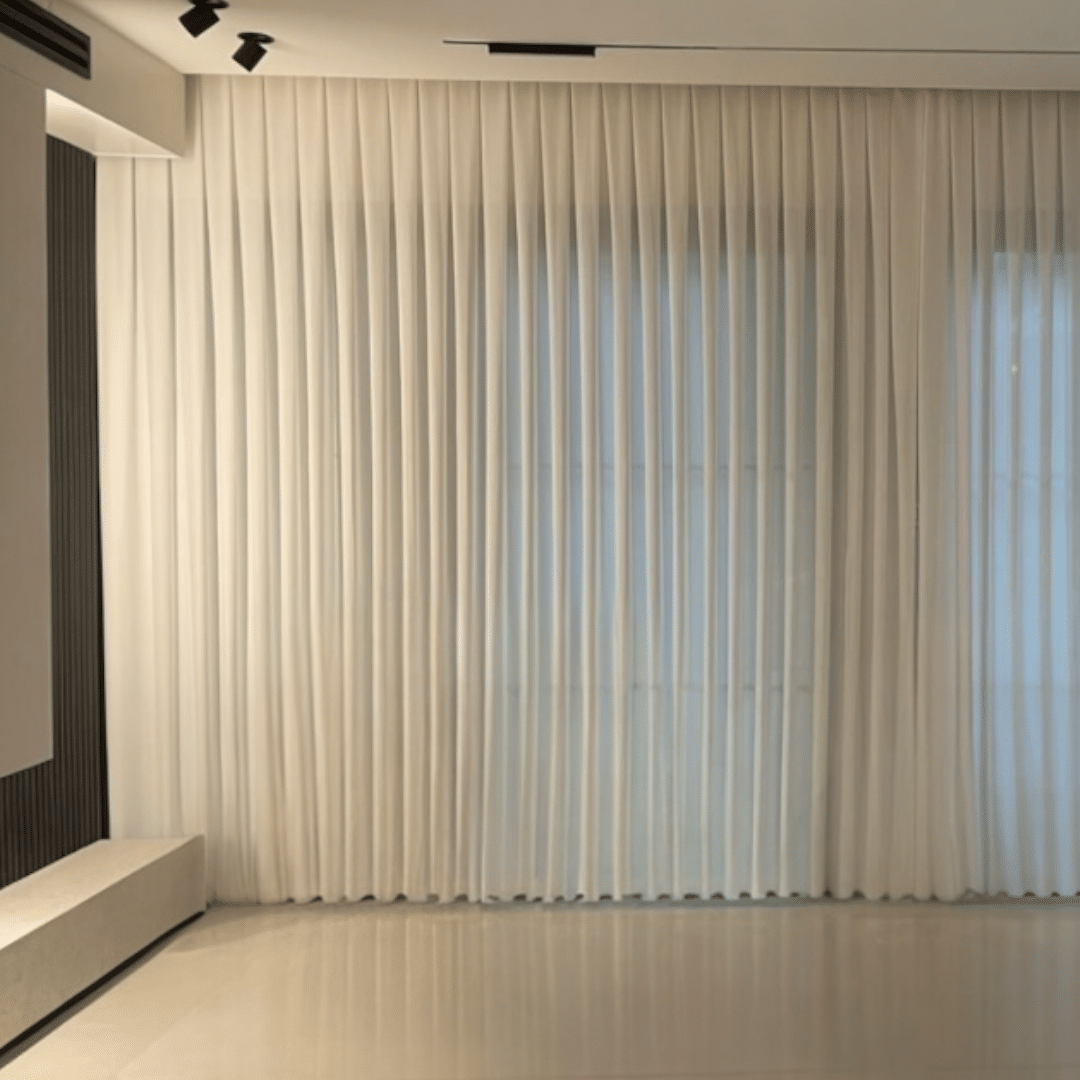 וילון בתפירת קונטרה פלד בבד קרפ יוקרתי בגוון לבן שבור- בתפירה לפי מידה | עיצוב אישי וילון בתפירת קונטרה פלד בבד קרפ יוקרתי בגוון לבן שבור- בתפירה לפי מידה | עיצוב אישי