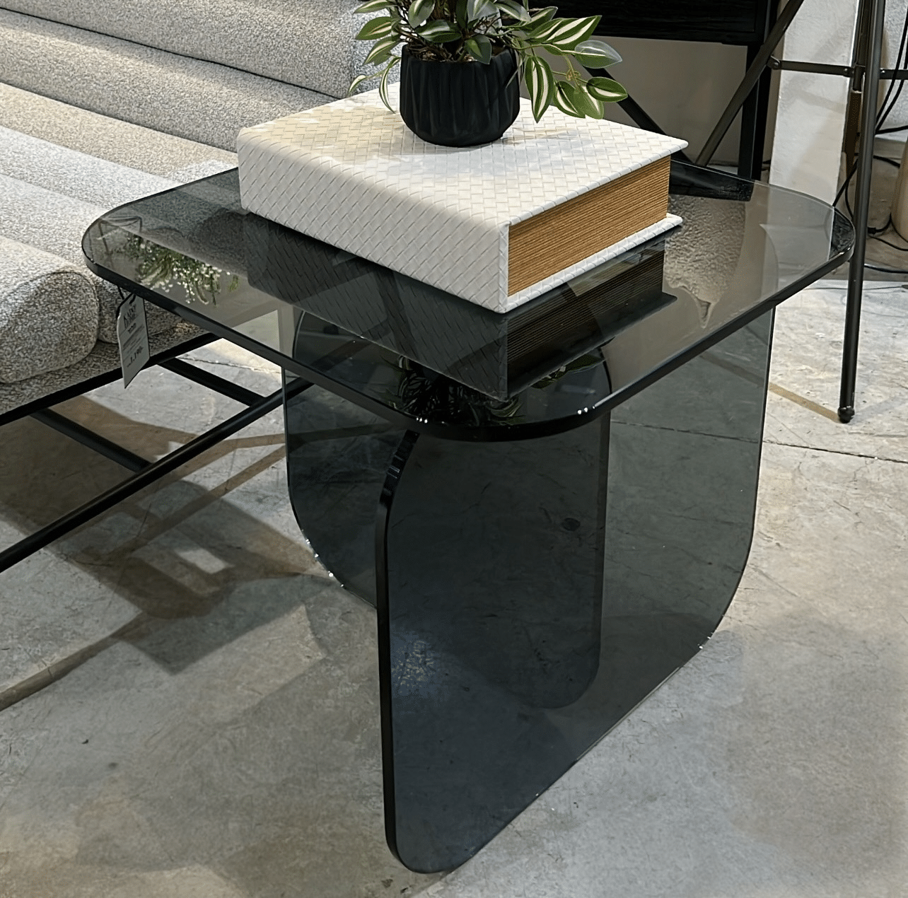 שולחן צד יוקרתי ריבועים זכוכית מחוסמת אפורה דגם פלור שולחן צד יוקרתי ריבועים זכוכית מחוסמת אפורה דגם פלור