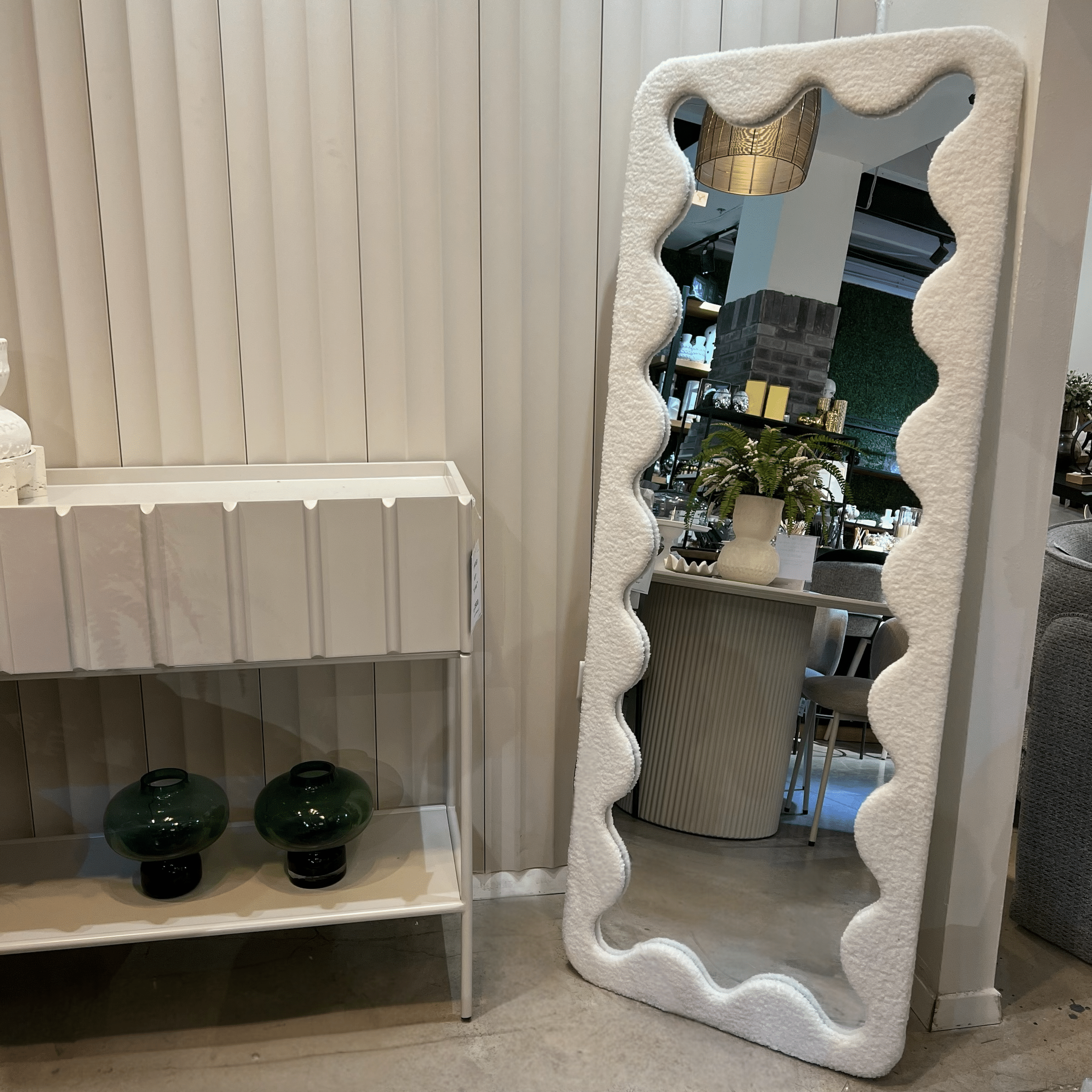 מראה מלבנית מסגרת בוקלה לבן שבור עיגולים דגם איקו- במלאי מוגבל! מראה מלבנית מסגרת בוקלה לבן שבור עיגולים דגם איקו- במלאי מוגבל!