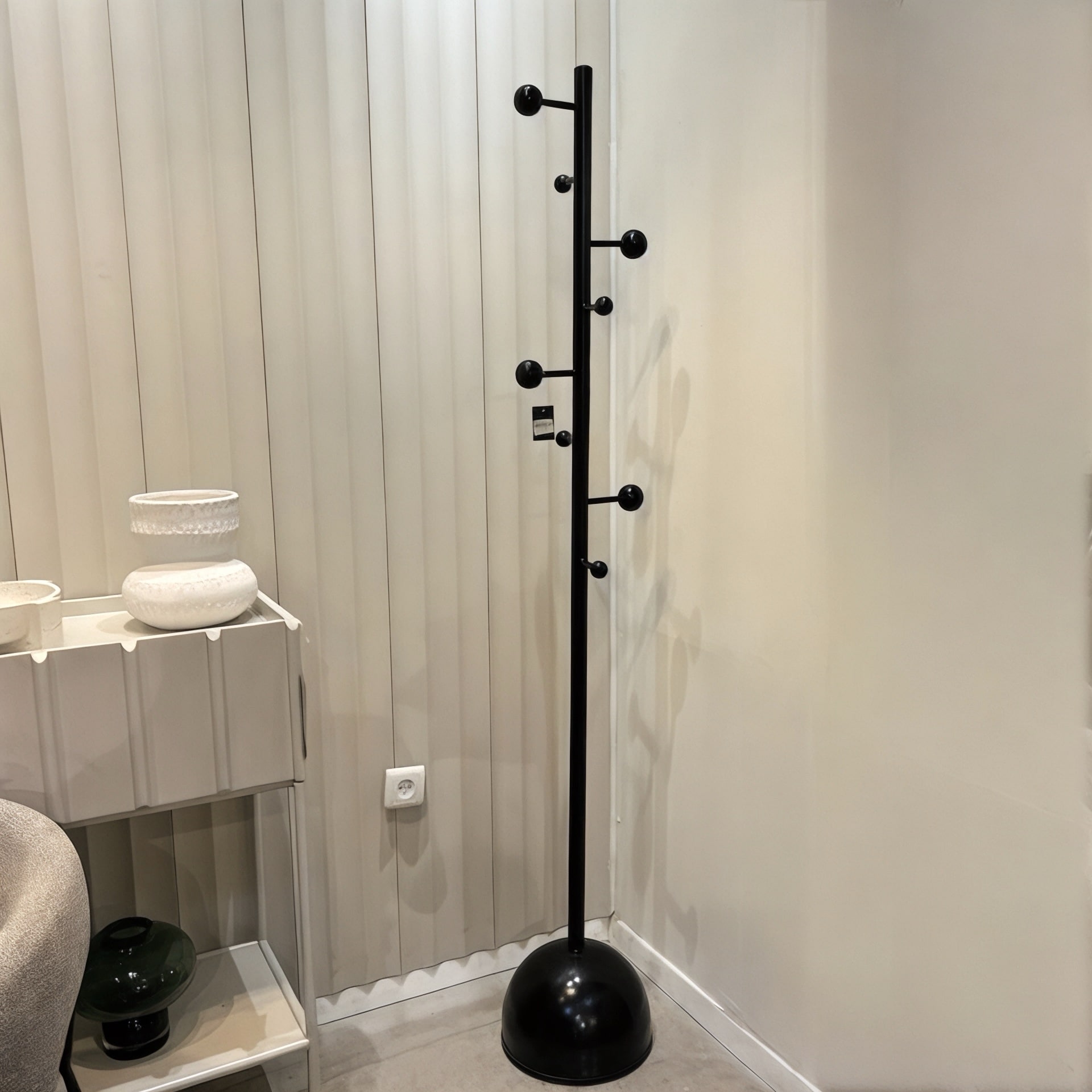 קולב תלייה שחור בסיס עיגול שחור דגם איקו קולב תלייה שחור בסיס עיגול שחור דגם איקו