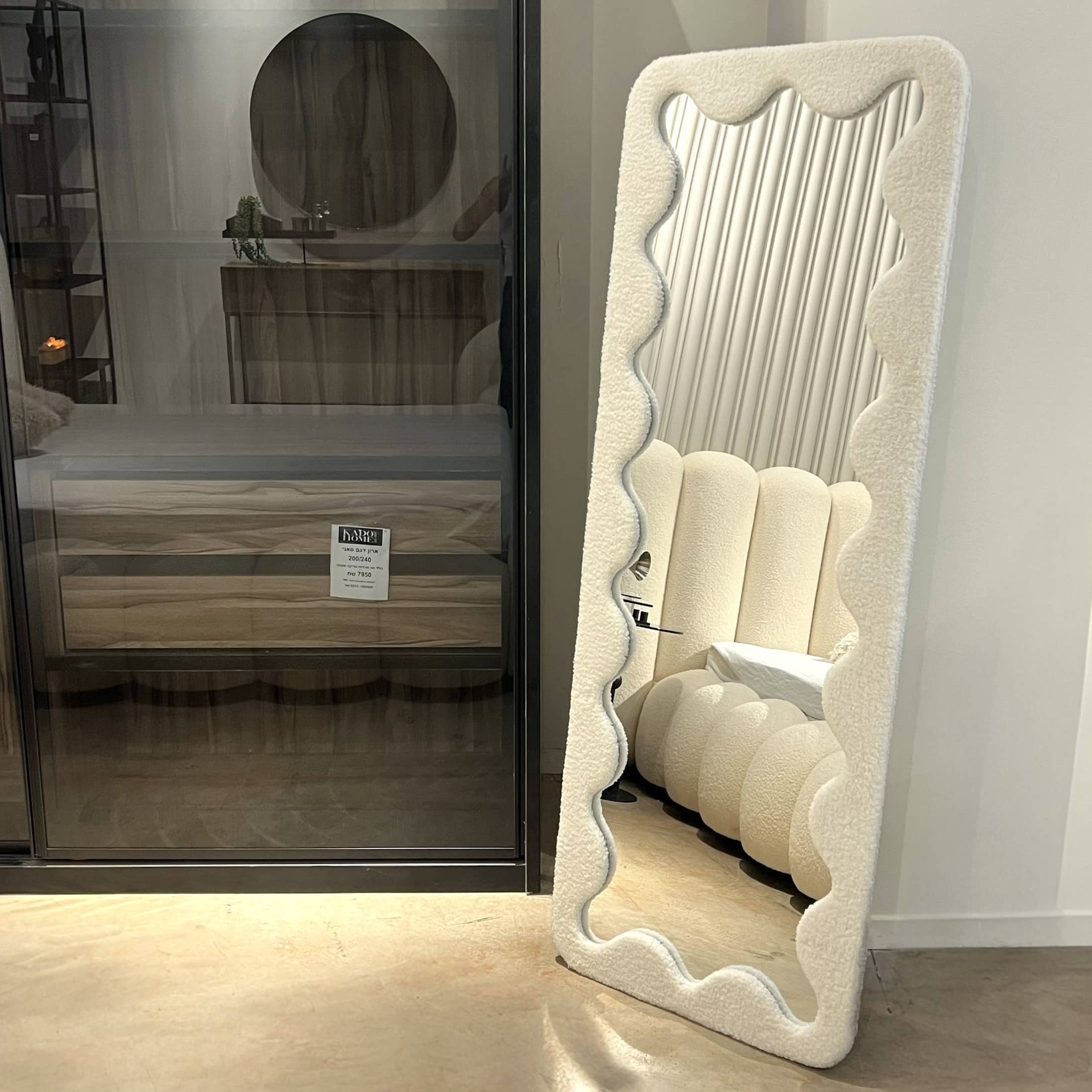 מראה מלבנית מסגרת בוקלה לבן שבור עיגולים דגם איקו- במלאי מוגבל! מראה מלבנית מסגרת בוקלה לבן שבור עיגולים דגם איקו- במלאי מוגבל!