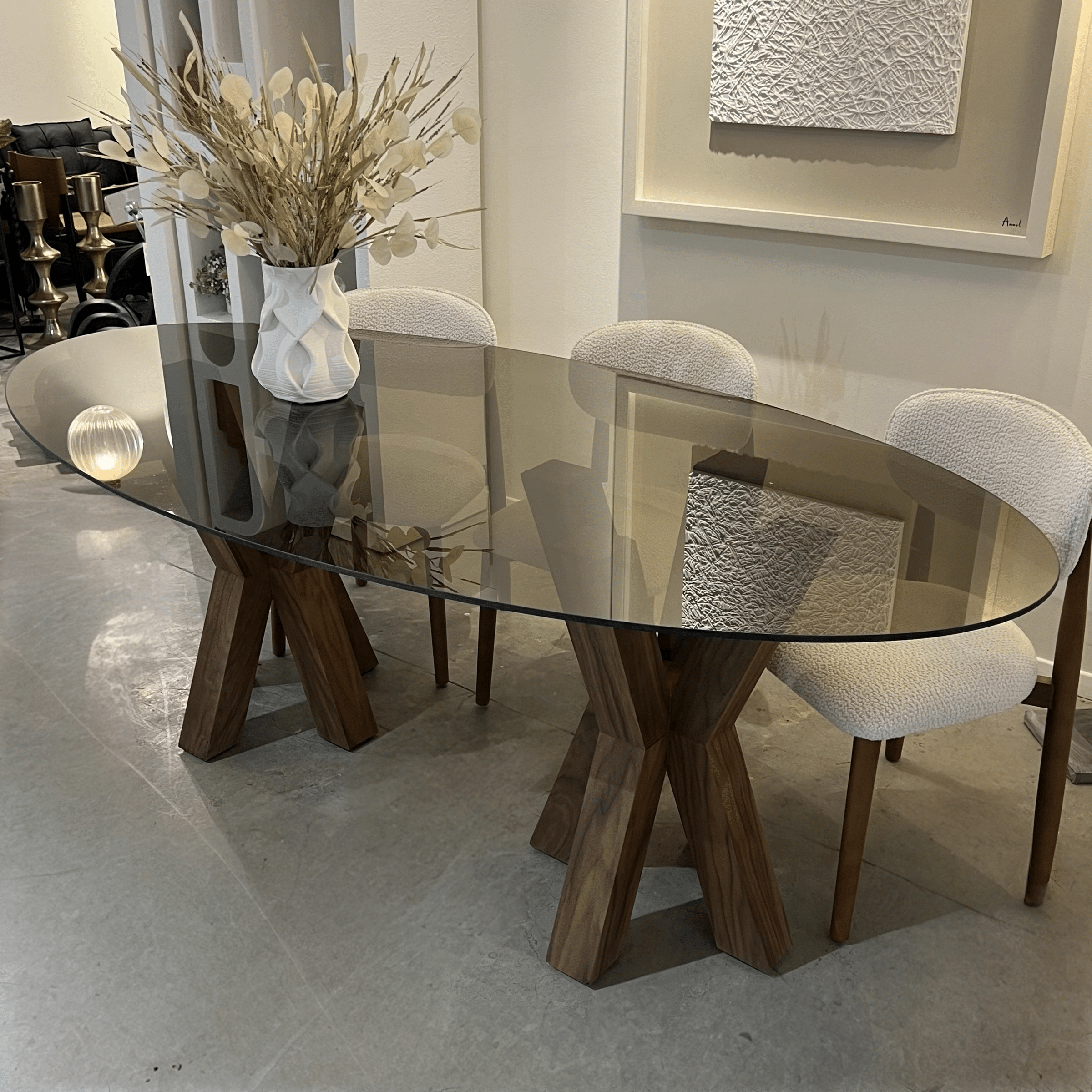 שולחן אוכל אובאלי זכוכית חומה רגלי איקס בעיצוב אישי