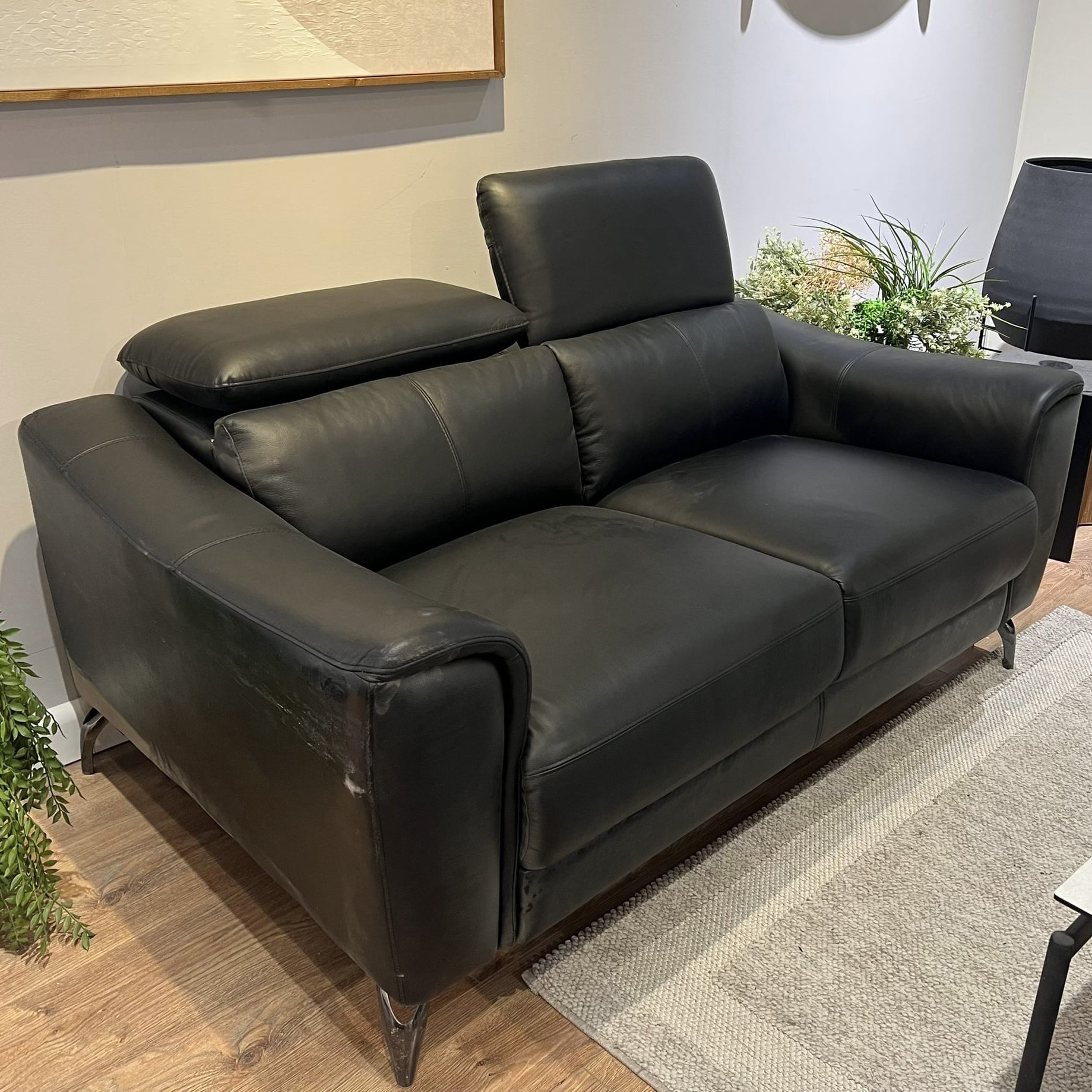 ספה דו (160/90) עור שחור ראשים מתכווננים - אחרונה | חיסול מתצוגה נתניה! ספה דו (160/90) עור שחור ראשים מתכווננים - אחרונה | חיסול מתצוגה נתניה!