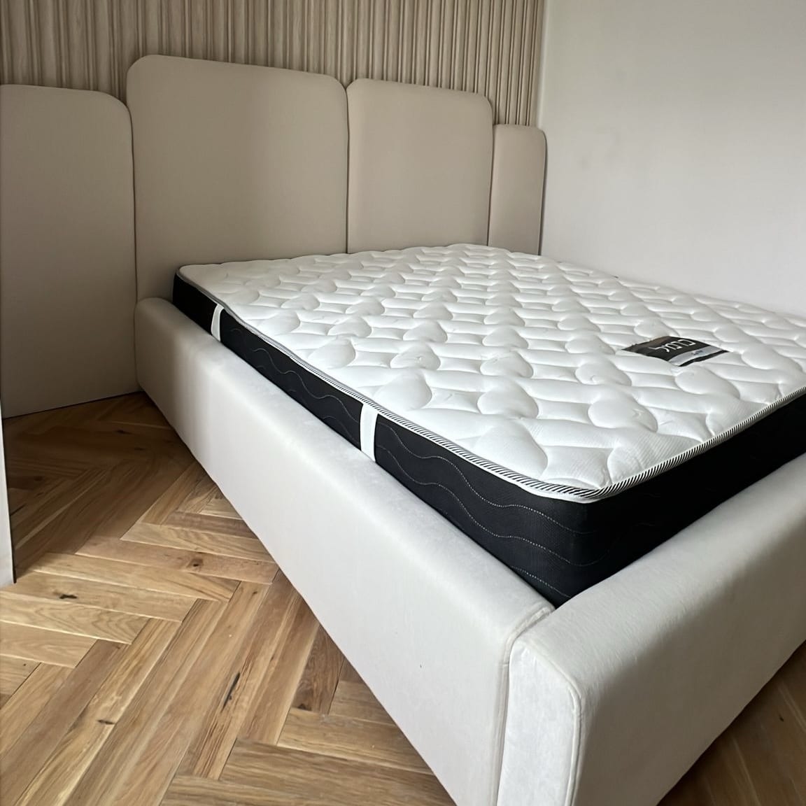 מיטה יוקרתית דגם אמלי בעיצוב אישי מיטה יוקרתית דגם אמלי בעיצוב אישי