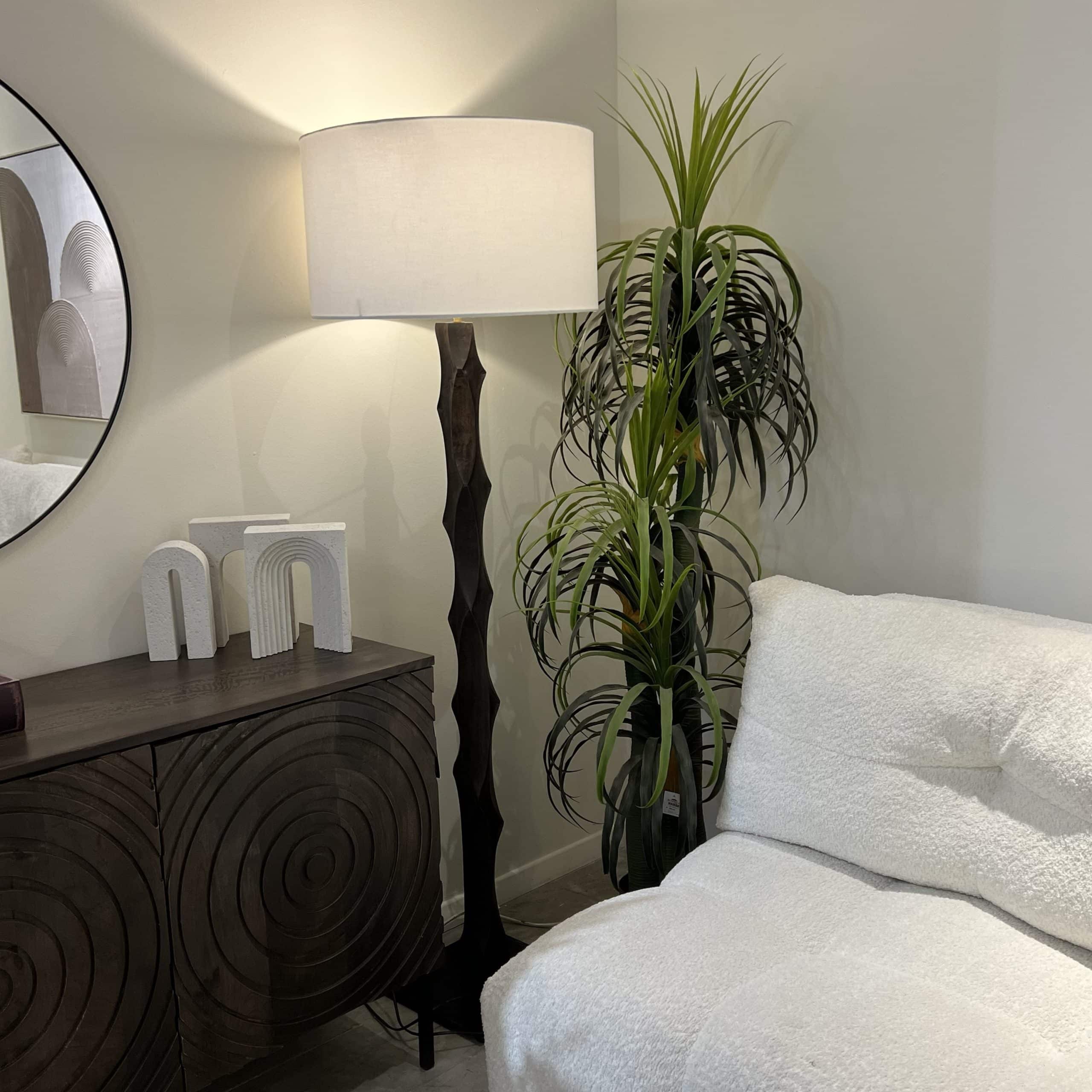 מנורה עומדת רגל עץ גילופים דגם שאנטי מנורה עומדת רגל עץ גילופים דגם שאנטי