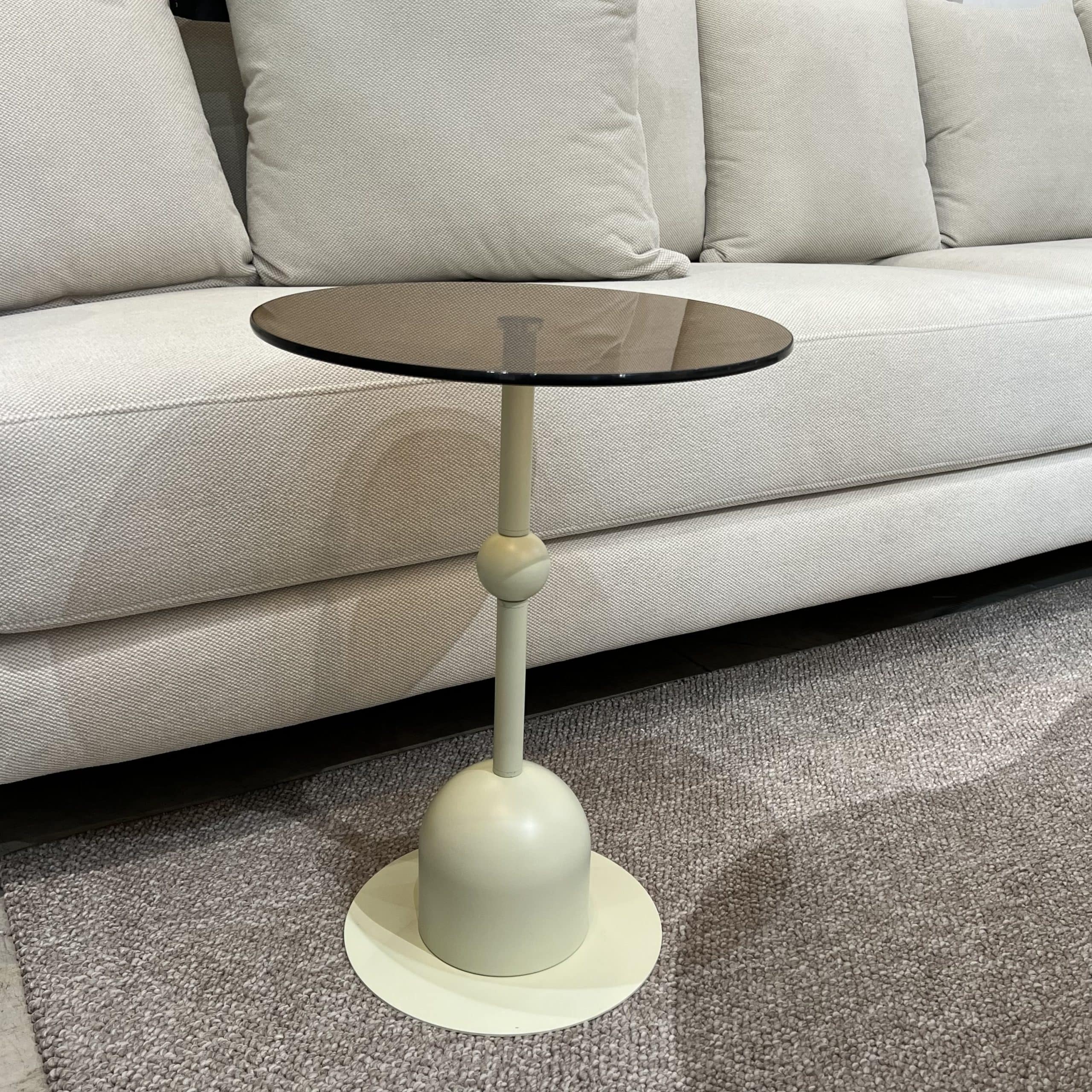 שולחן צד זכוכית חומה רגל לבן שבור דגם איקו - במלאי במחיר מיוחד! שולחן צד זכוכית חומה רגל לבן שבור דגם איקו - במלאי במחיר מיוחד!