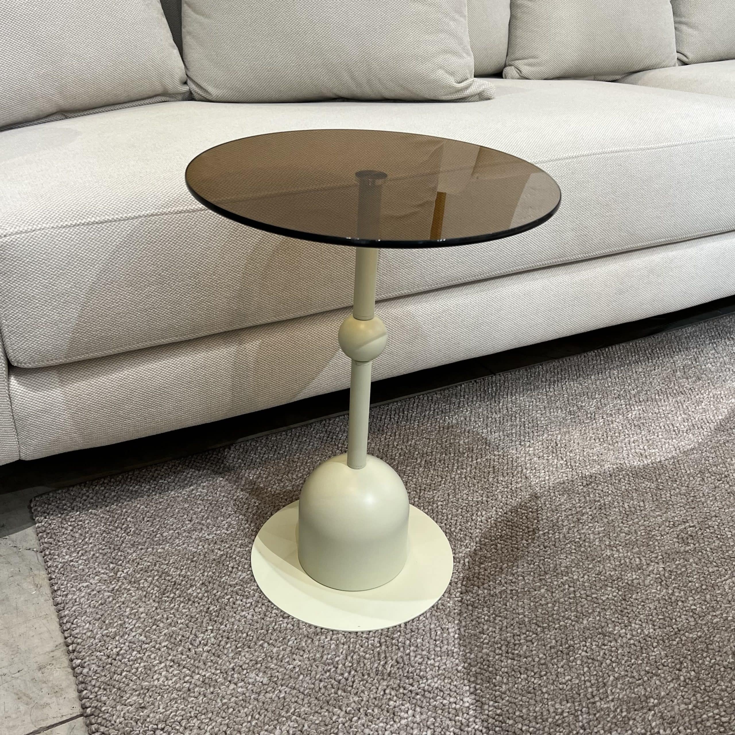 שולחן צד זכוכית חומה רגל לבן שבור דגם איקו - במלאי במחיר מיוחד! שולחן צד זכוכית חומה רגל לבן שבור דגם איקו - במלאי במחיר מיוחד!