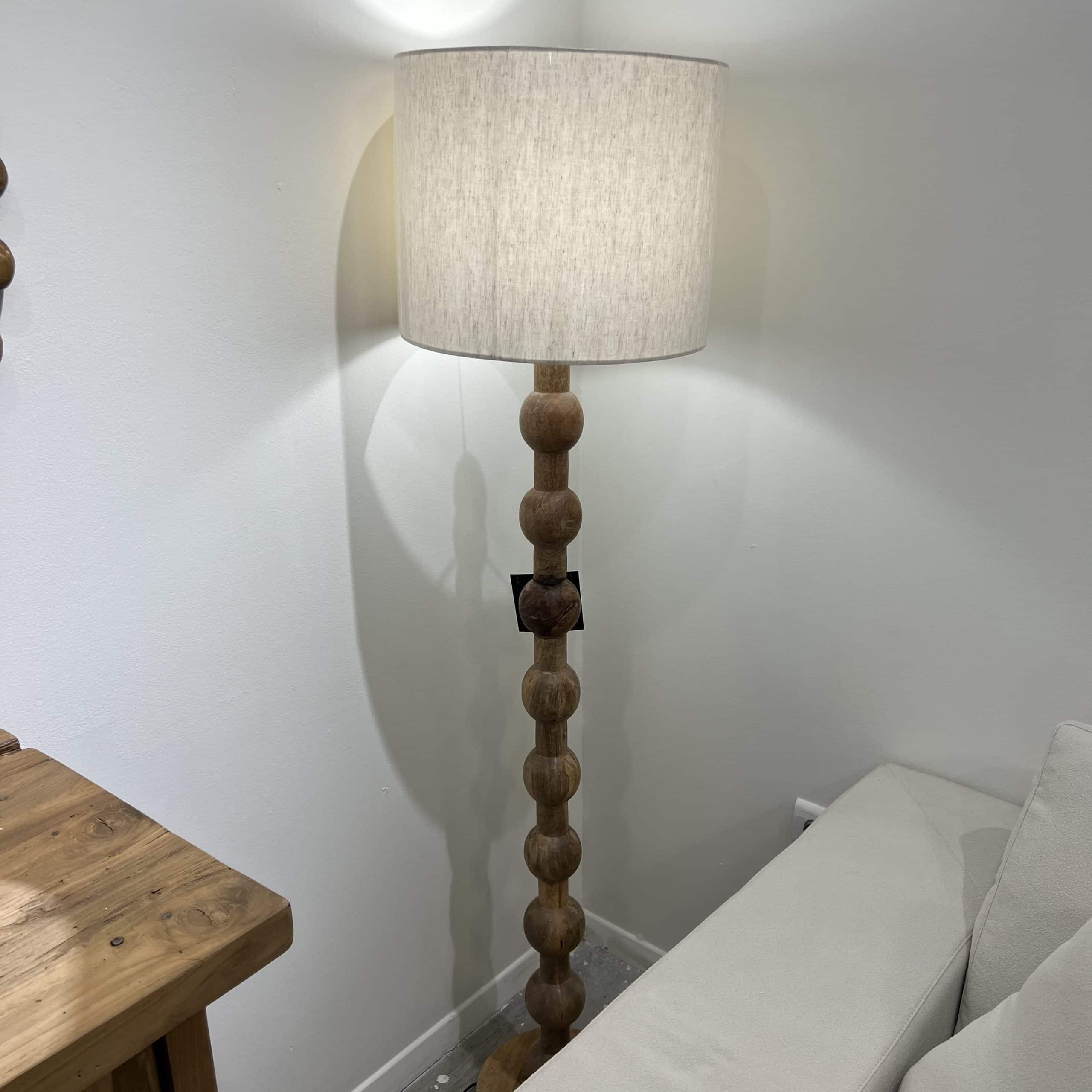 מנורה עומדת רגל עץ כדורים דגם שאנטי מנורה עומדת רגל עץ כדורים דגם שאנטי