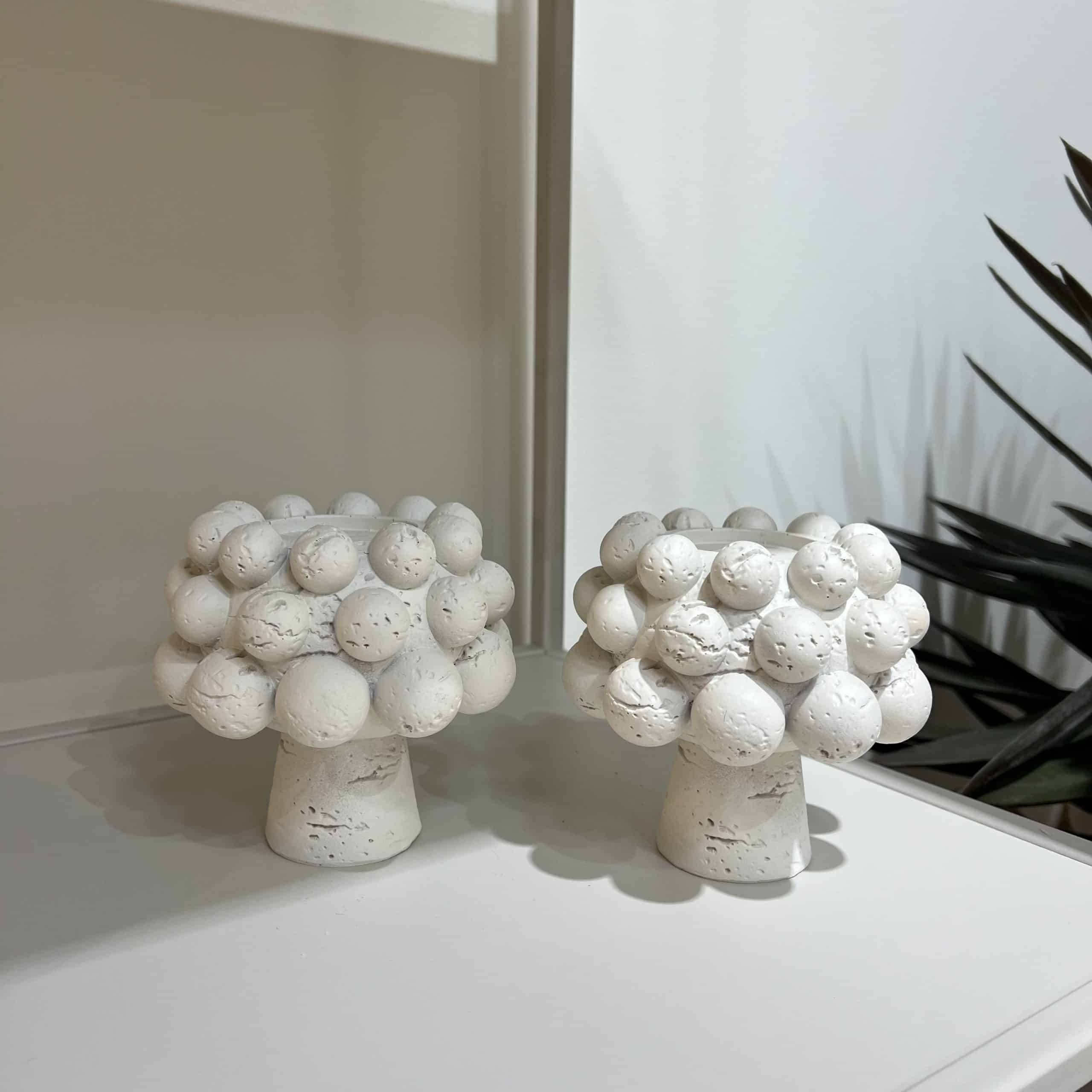 פמוט אבן על רגל בליטות כדורים דגם איקו פמוט אבן על רגל בליטות כדורים דגם איקו