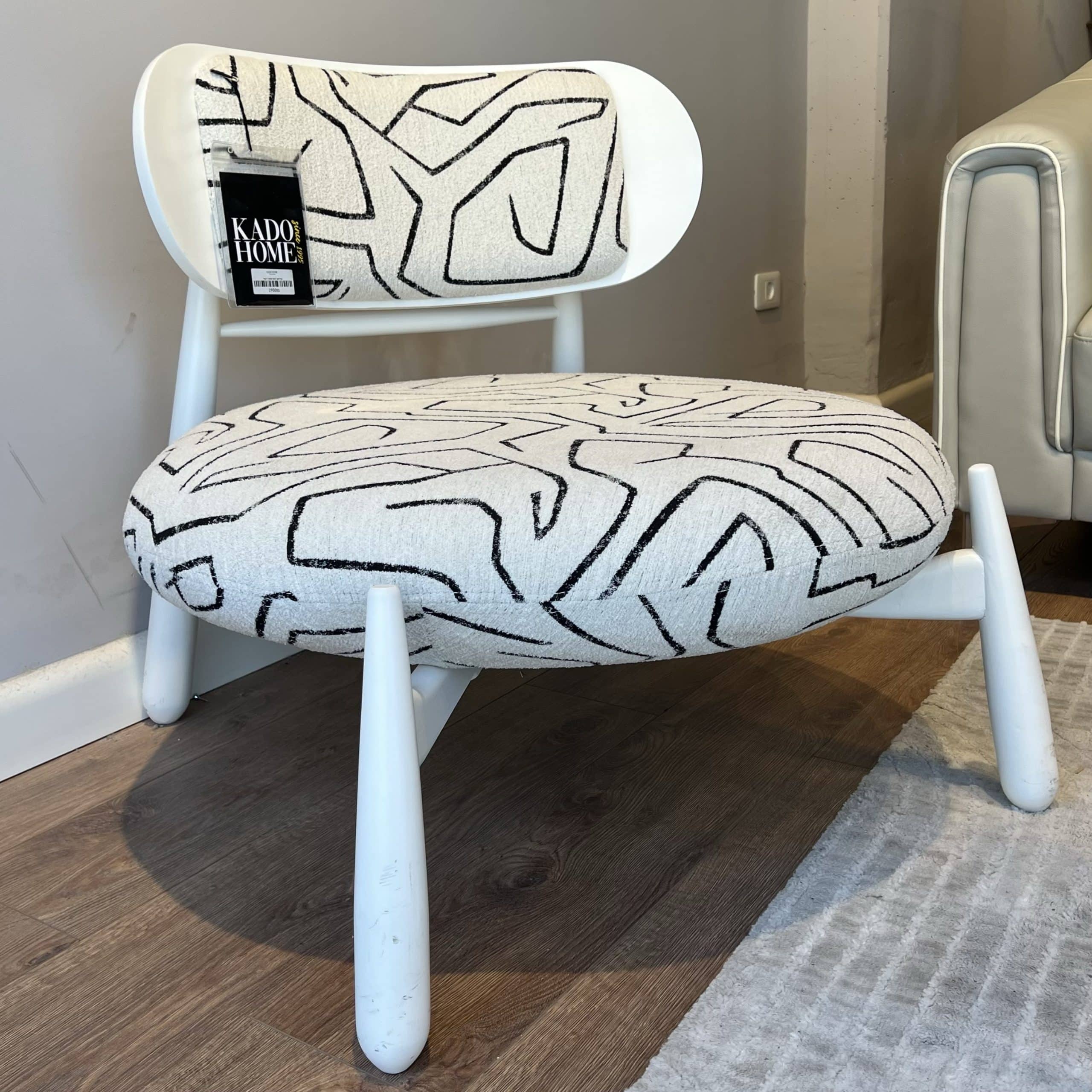 כורסא דגם סטון בד לבן מעורב שחור גוף עץ לבן אחרונה - SALE כורסא דגם סטון בד לבן מעורב שחור גוף עץ לבן אחרונה - SALE