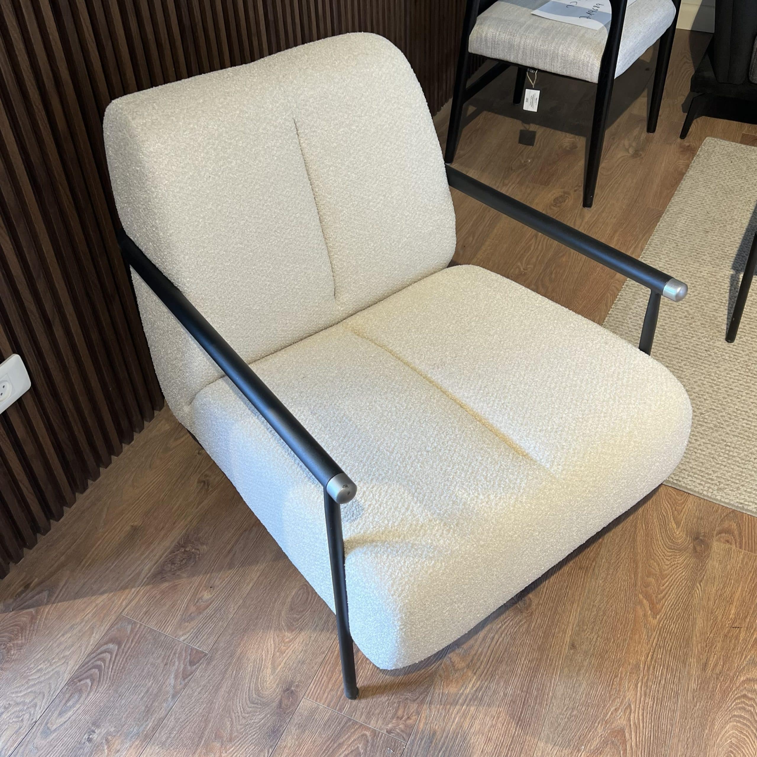 כורסא מעוצבת דגם יו גוון שמנת ברזל שחור - אחרונה מתצוגה! כורסא מעוצבת דגם יו גוון שמנת ברזל שחור - אחרונה מתצוגה!