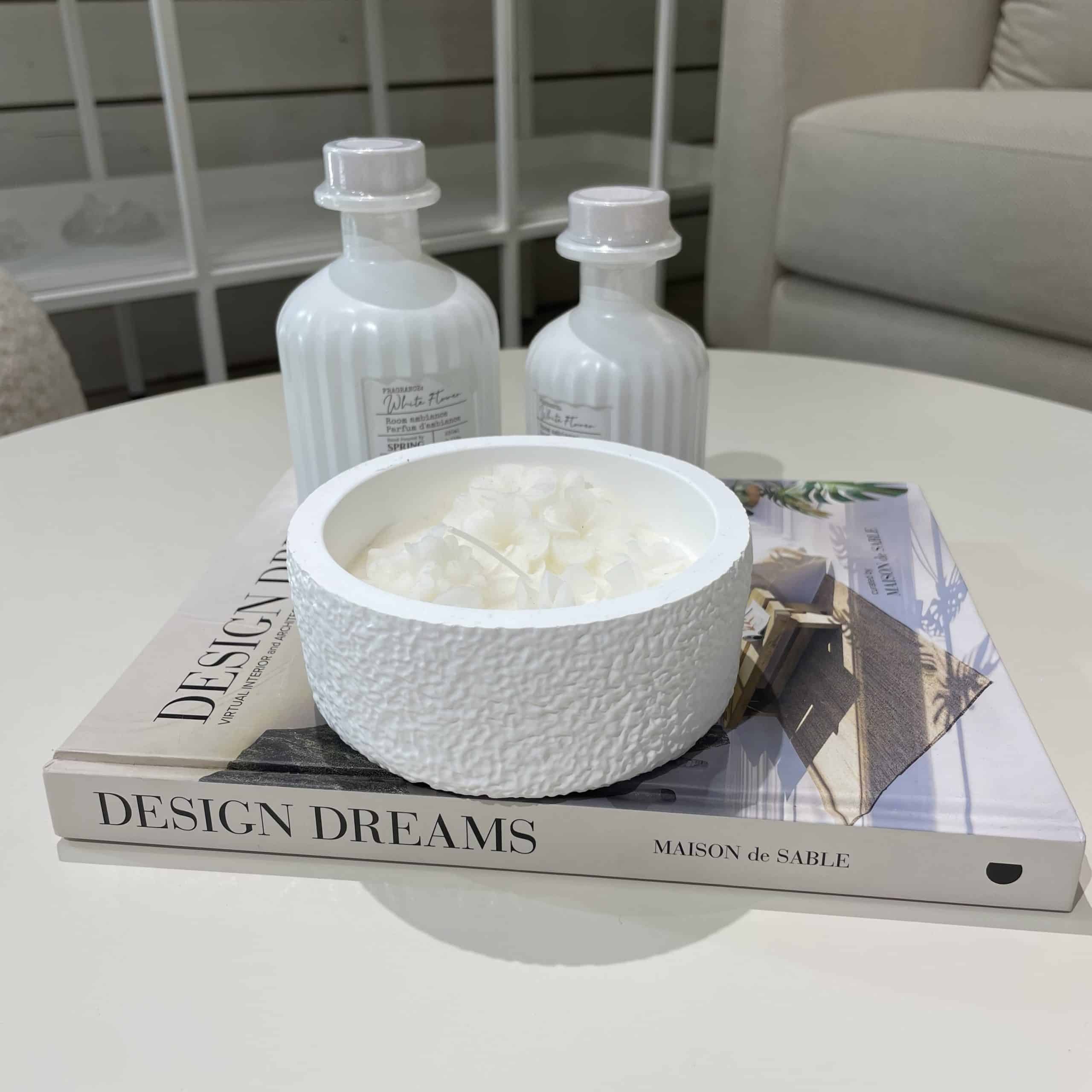 נר פרחים שמנת בכלי לבן קטן 13/5 דגם איקו נר פרחים שמנת בכלי לבן קטן 13/5 דגם איקו