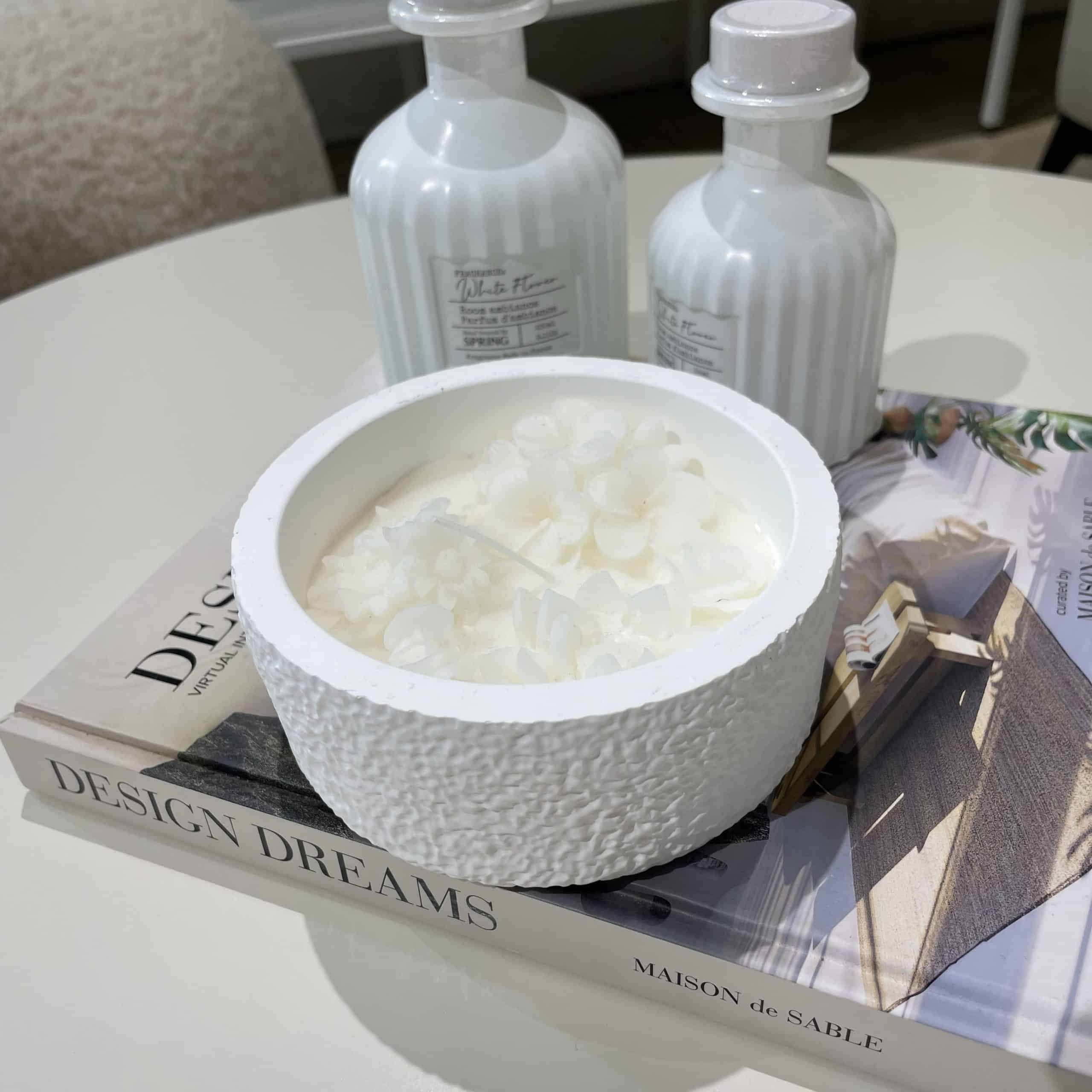 נר פרחים שמנת בכלי לבן קטן 13/5 דגם איקו נר פרחים שמנת בכלי לבן קטן 13/5 דגם איקו