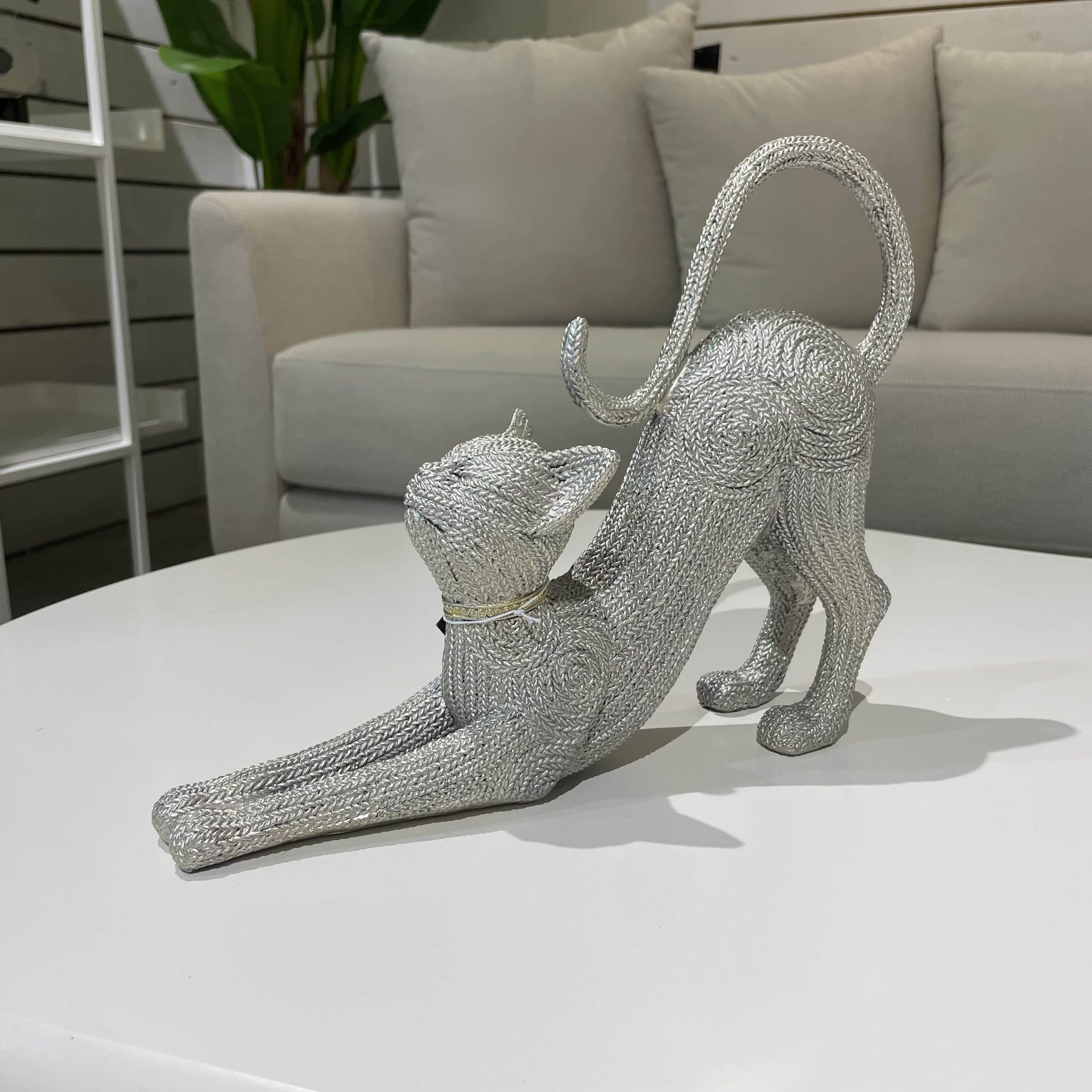 פסל חתול מתמתח אפור קולר זהב דגם איקו פסל חתול מתמתח אפור קולר זהב דגם איקו