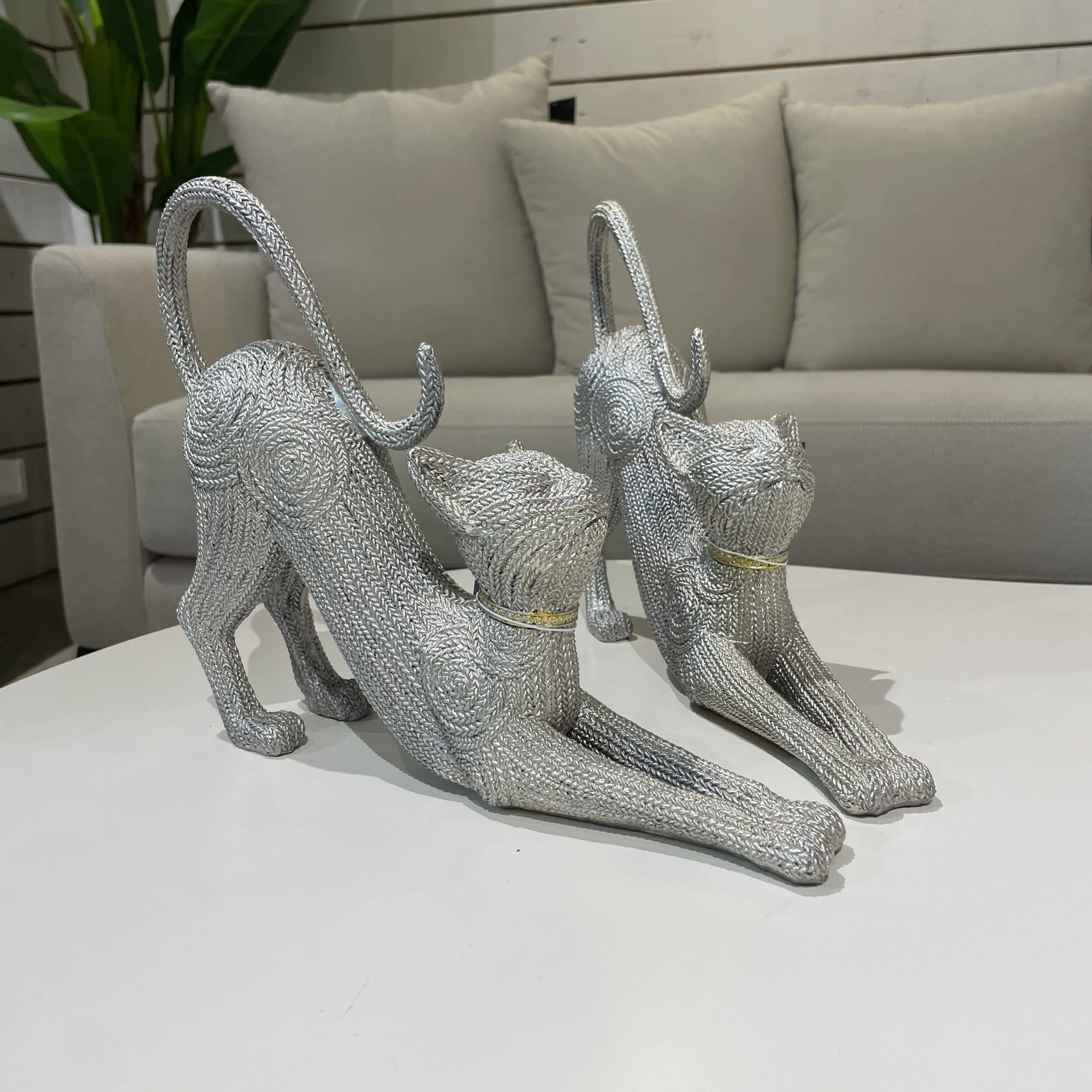 פסל חתול מתמתח אפור קולר זהב דגם איקו פסל חתול מתמתח אפור קולר זהב דגם איקו