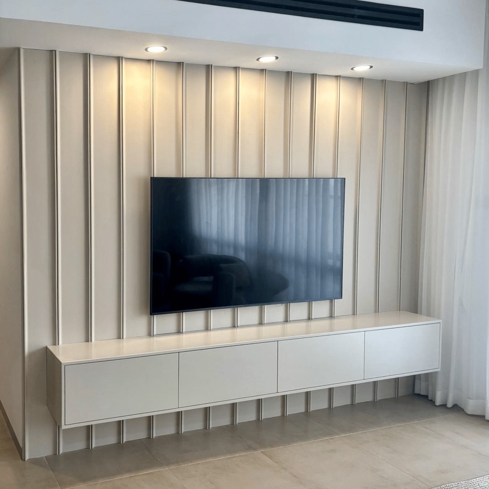 מזנון תלוי דגם נקי בעיצוב אישי (על רקע חיפוי קיר דגם פלאט) מזנון תלוי דגם נקי בעיצוב אישי (על רקע חיפוי קיר דגם פלאט)