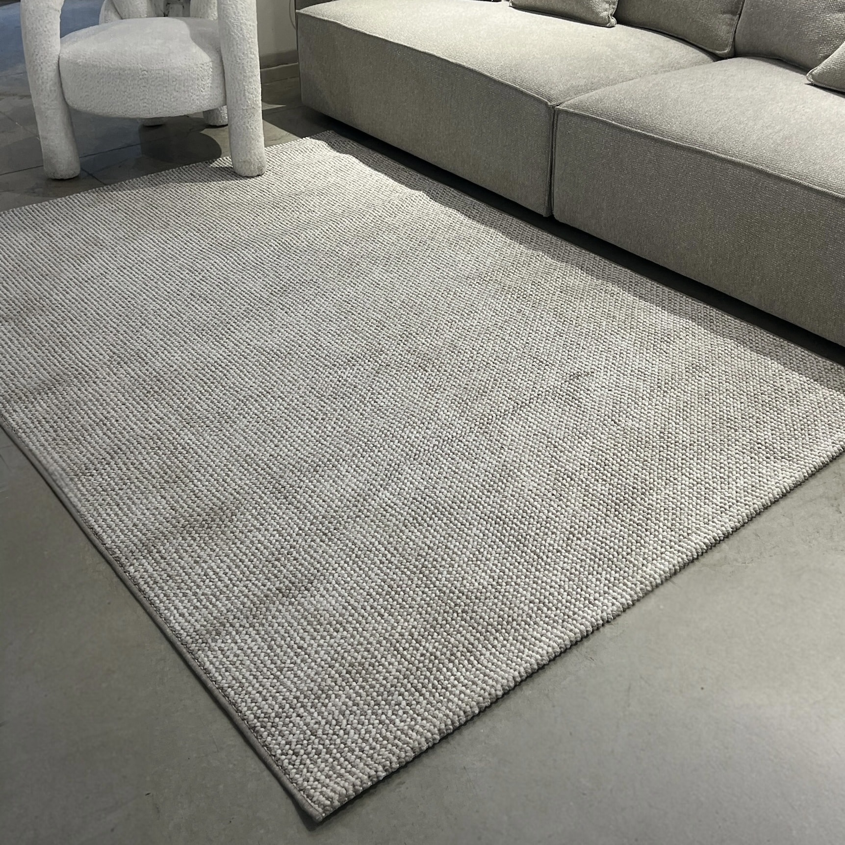 שטיח קליפורניה לבן נקודות בז יוקרתי שטיח קליפורניה לבן נקודות בז יוקרתי