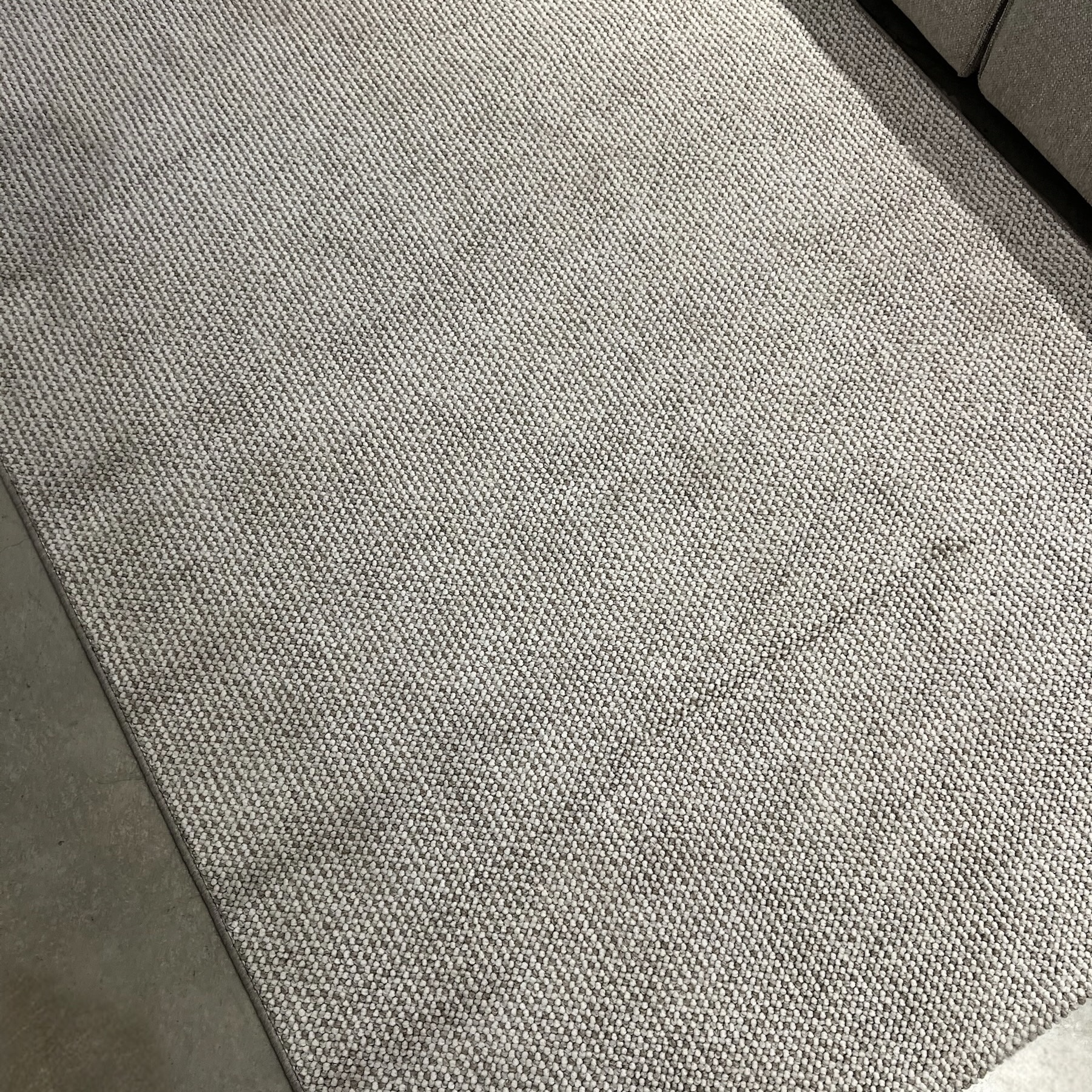 שטיח קליפורניה לבן נקודות בז יוקרתי שטיח קליפורניה לבן נקודות בז יוקרתי